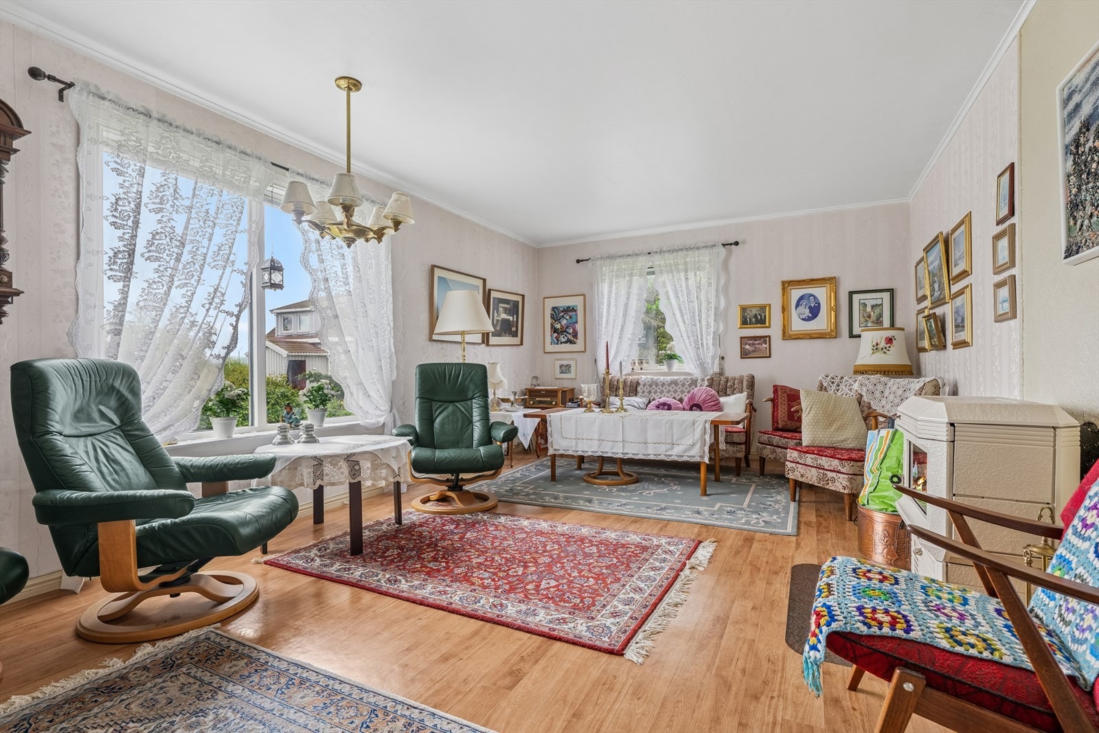 Eiendommen bærer preg av eldre standard, men er godt ivaretatt og gir et fint utgangspunkt for egne tilpasninger. Galleribilde