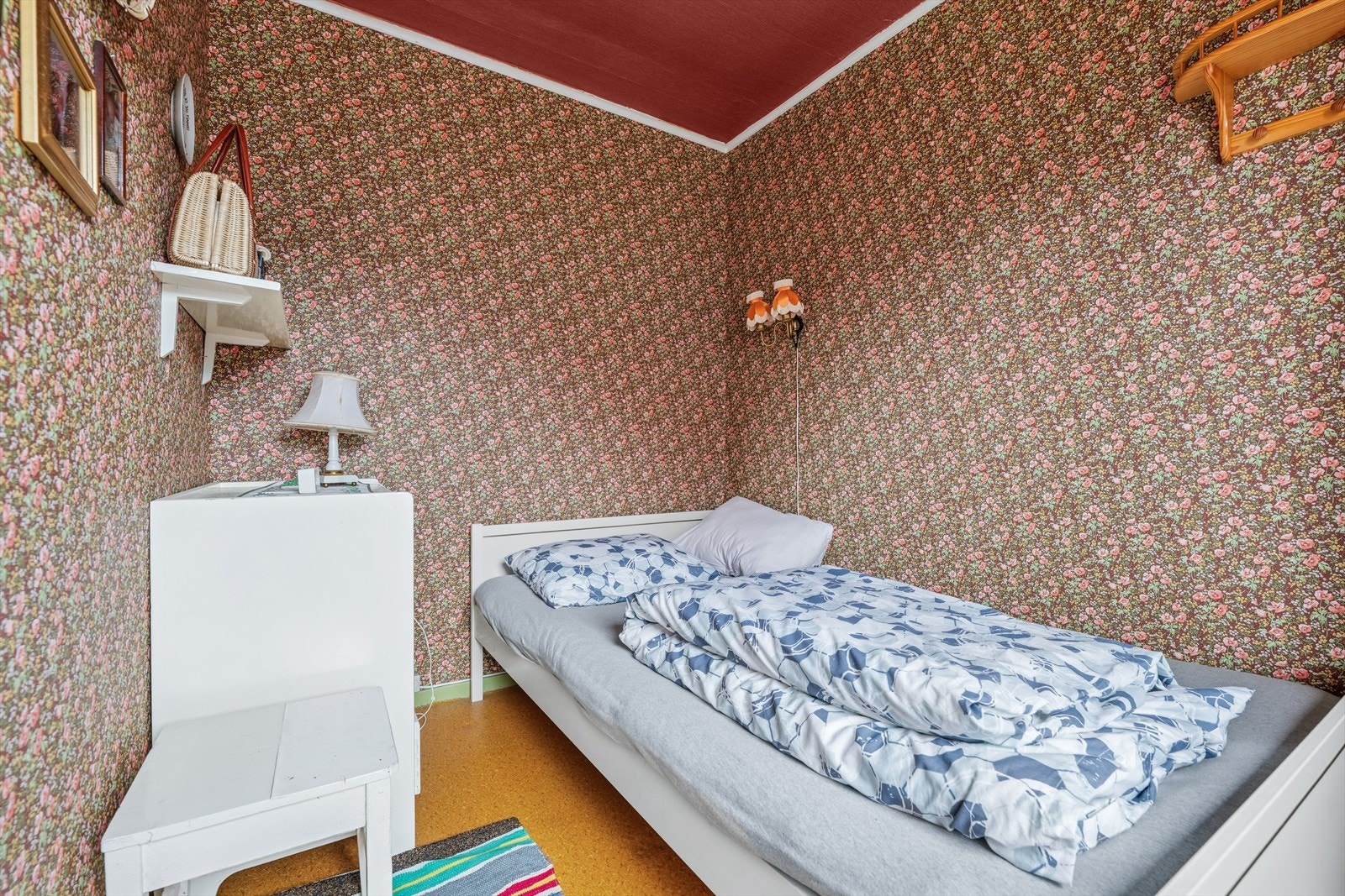 Ett av boligens fem soverom ligger praktisk plassert i første etasje. Galleribilde