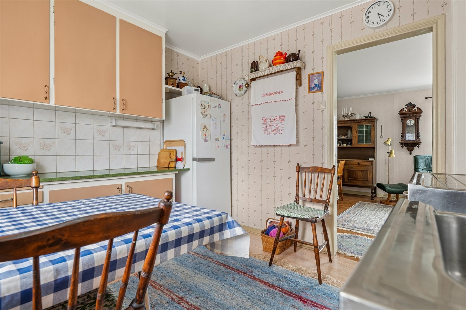 Trivelig og karakteristisk kjøkken med benk og skapplass på hver sin side, med plass til hyggelig spisebord. Galleribilde