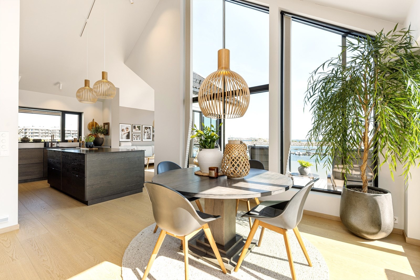 Hovedetasjen har herlige romfølelser med god takhøyde og gode vindusflater Galleribilde