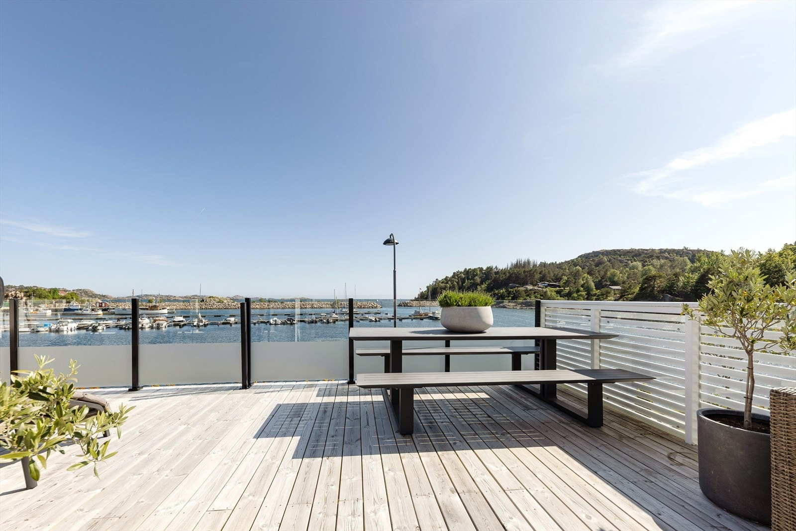 Det er plass til flere sittegrupper på terrassen Galleribilde