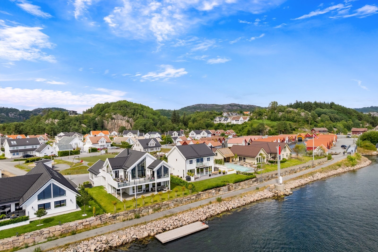 Flott og sjelden beliggenhet i første rekke mot sjøen Galleribilde