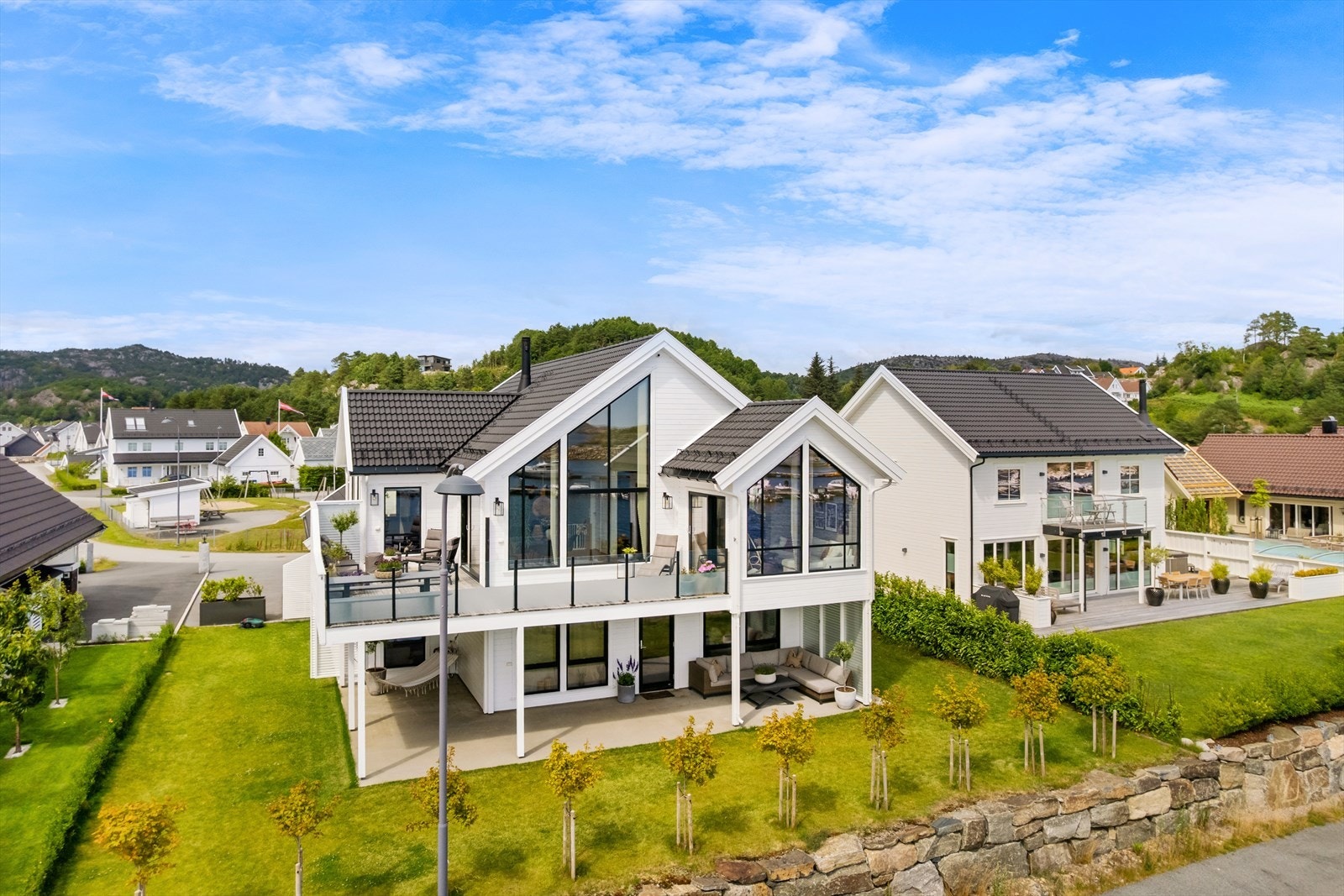 Lekker fasade med store vindusflater - Også lettstelt hage! Galleribilde