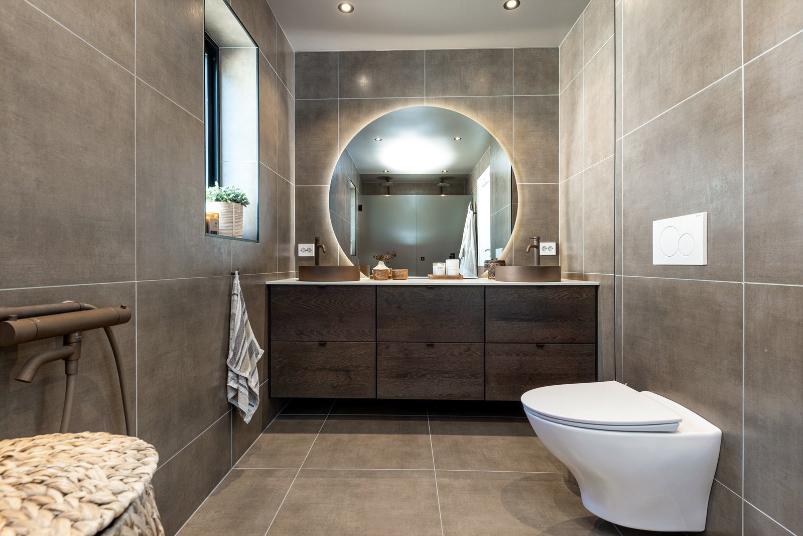 Det er dobbeldusj i andre enden, ref speilbildet Galleribilde