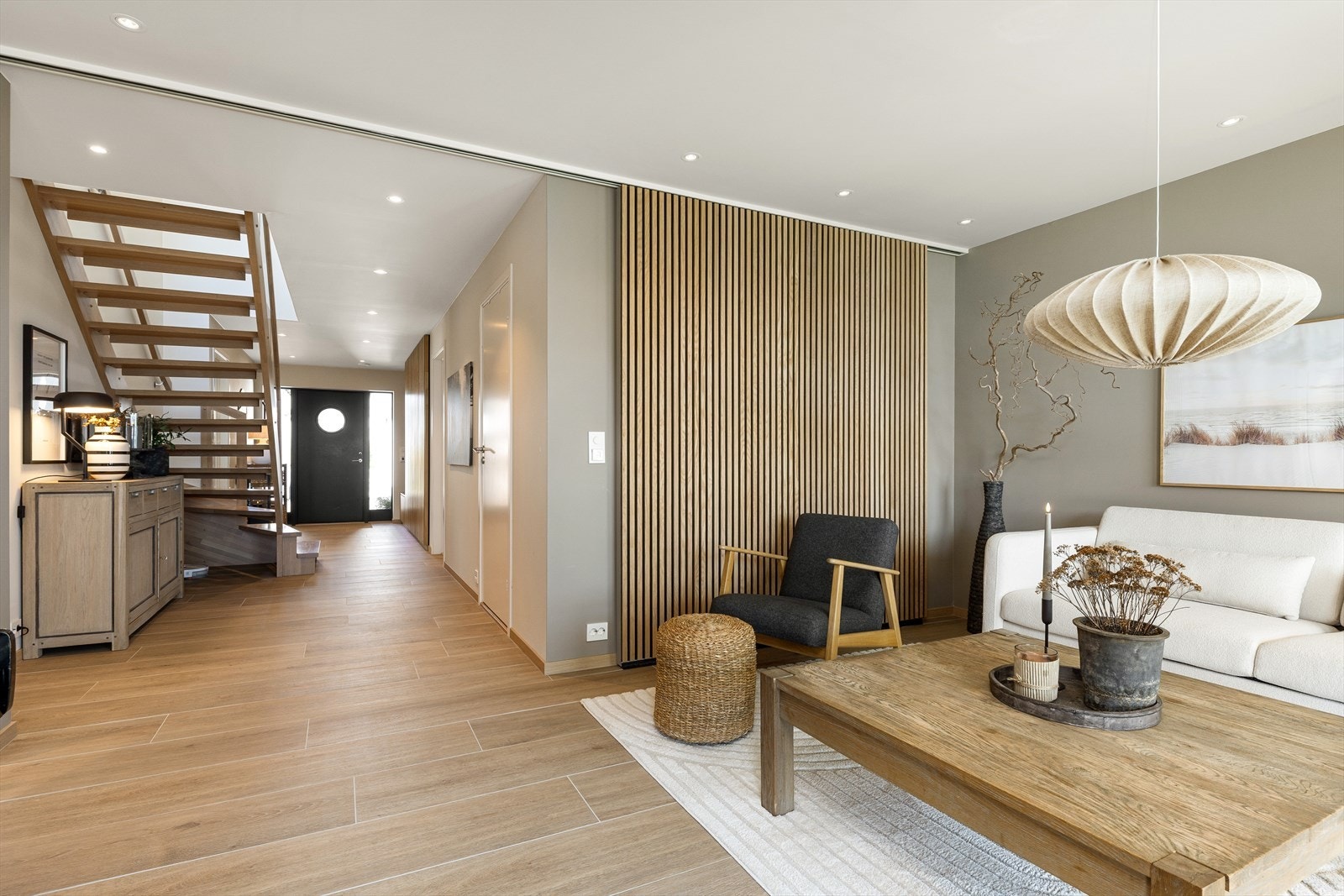 Spilevegg kan trekkes til siden og brukes som dør/vegg for lukking av tv-stue ved behov. Galleribilde