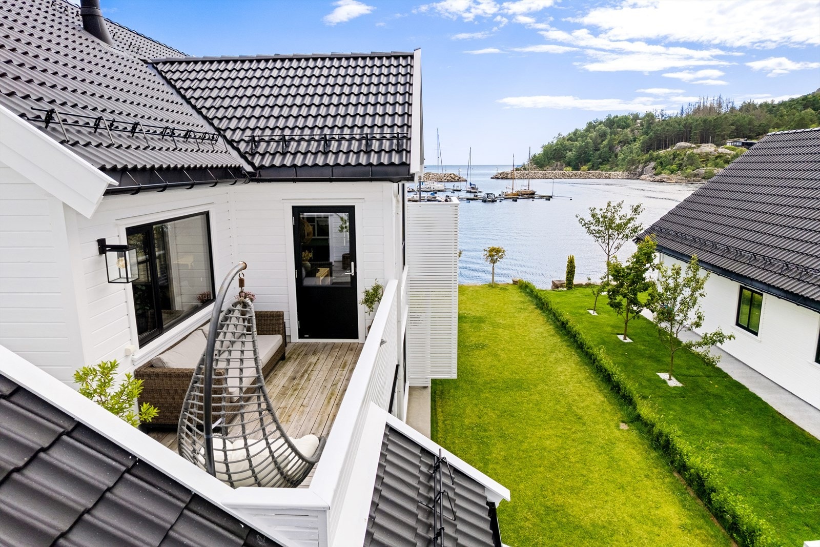 Det er også lettstelt plen rundt huset Galleribilde