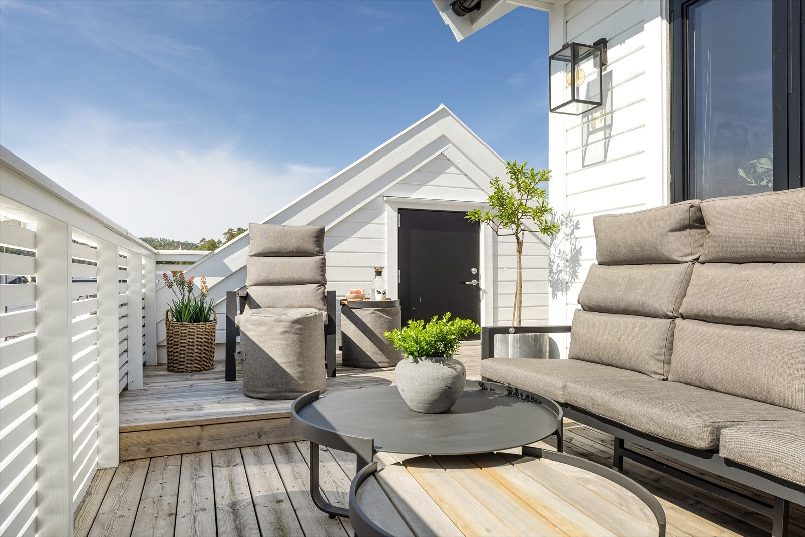 Over garasjen er det praktisk oppbevaringsrom for hagemøbler etc. Galleribilde