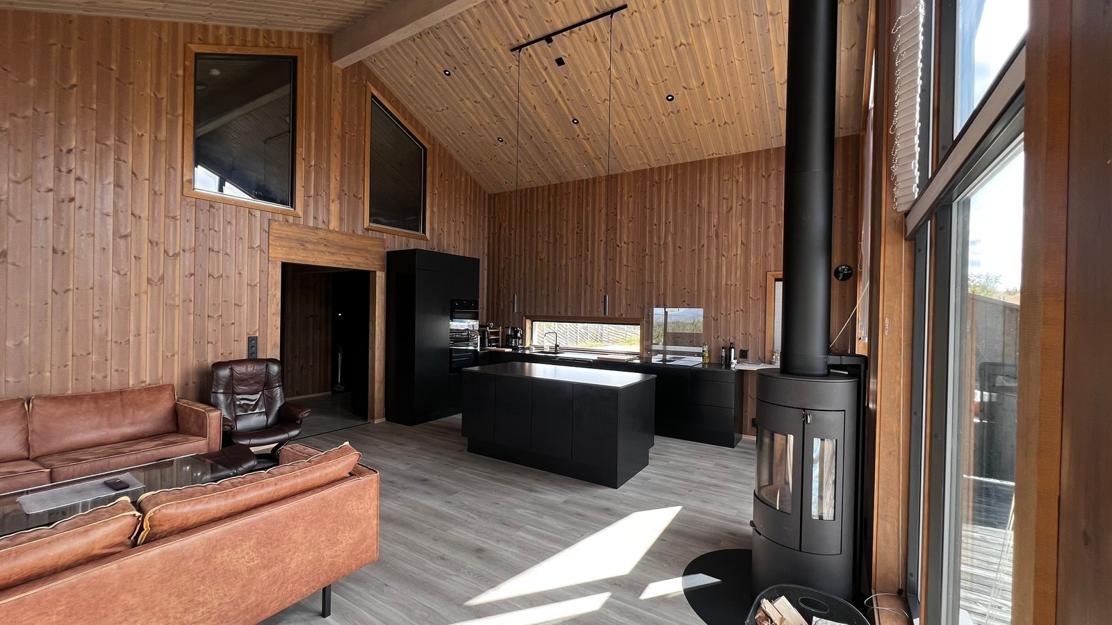 Svært innholdsrikt kjøkken. Galleribilde