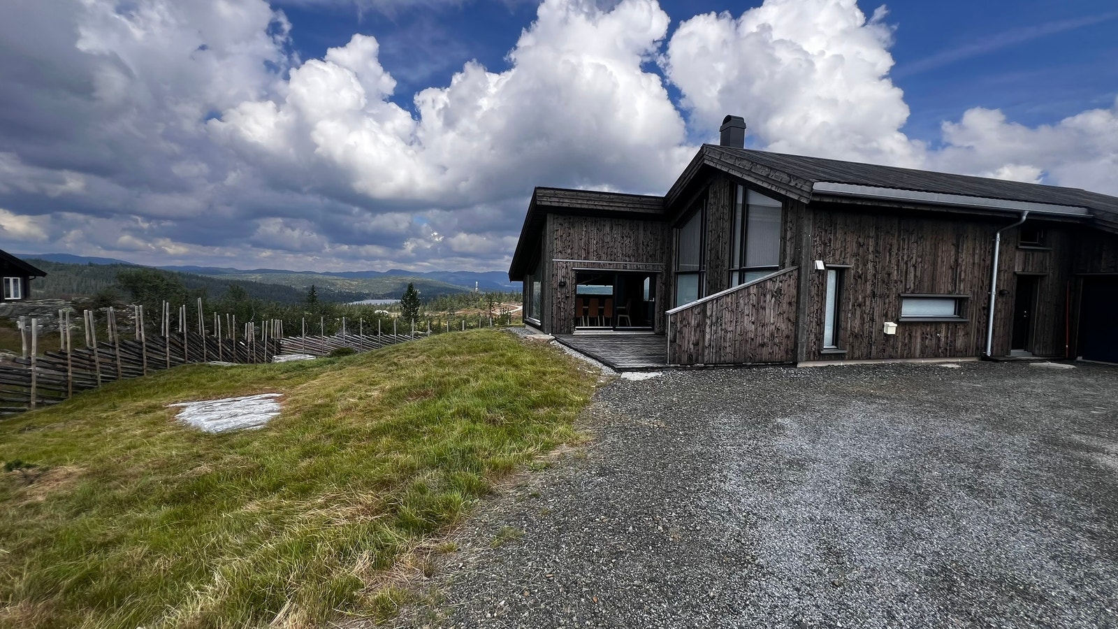 Stor terrasse mot syd og vest med utgang fra stue. Galleribilde
