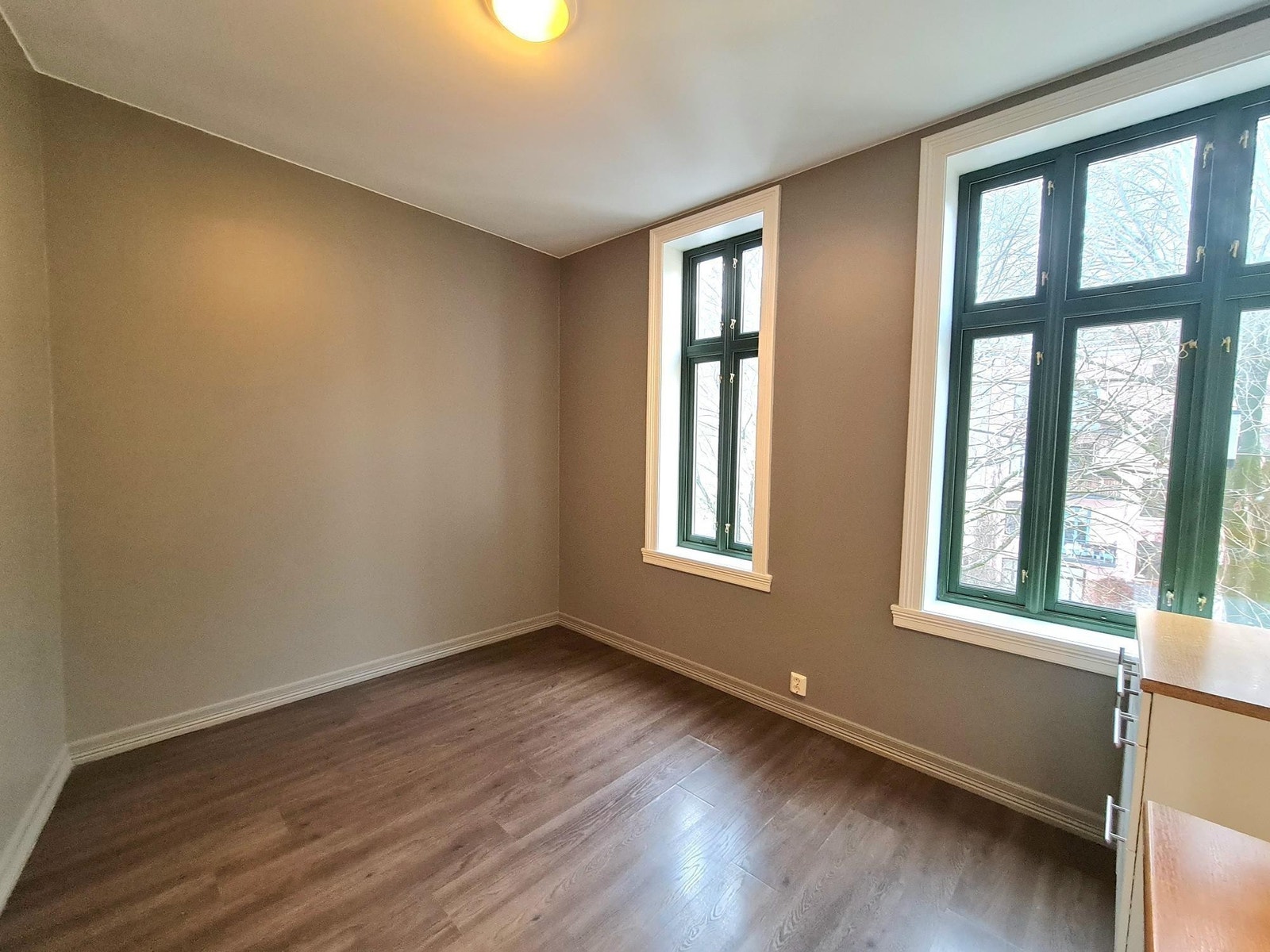 kjøkken med stor plass til spisebord Galleribilde