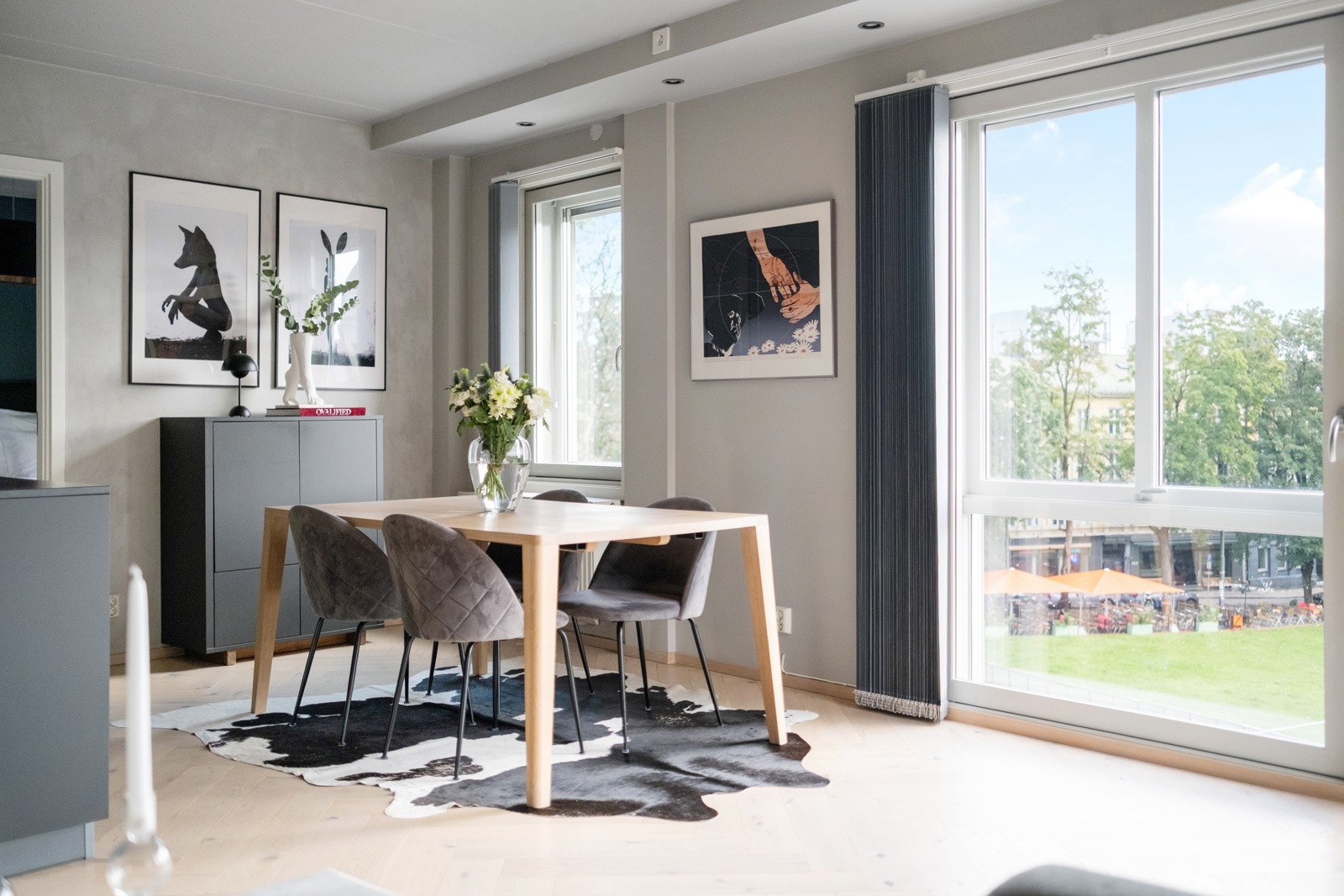 Det er montert utvendig solskjerming på alle vinduer - motorisert på de største vinduene. Galleribilde