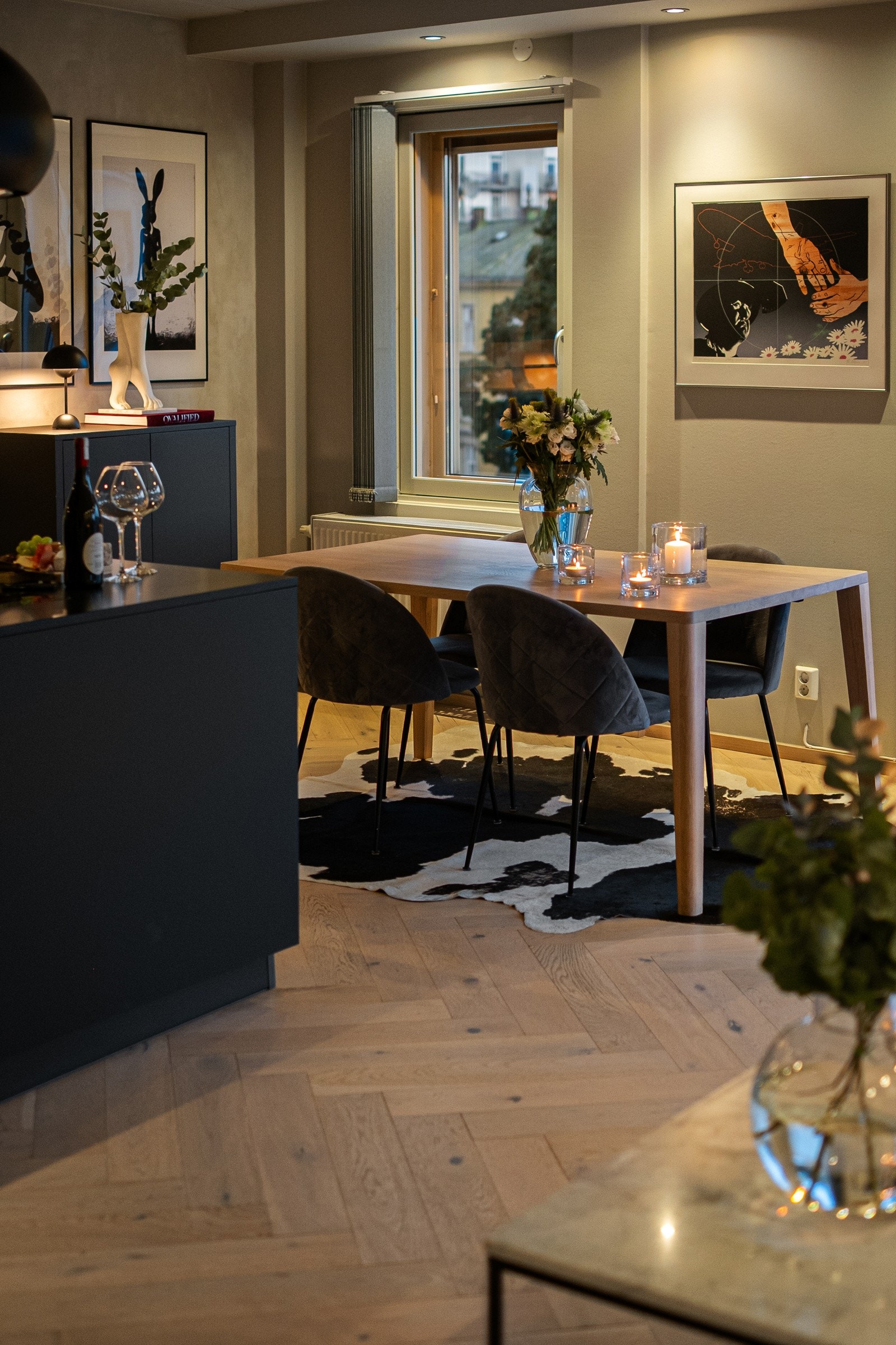 Stuen har plass til et romslig spisebord. Galleribilde