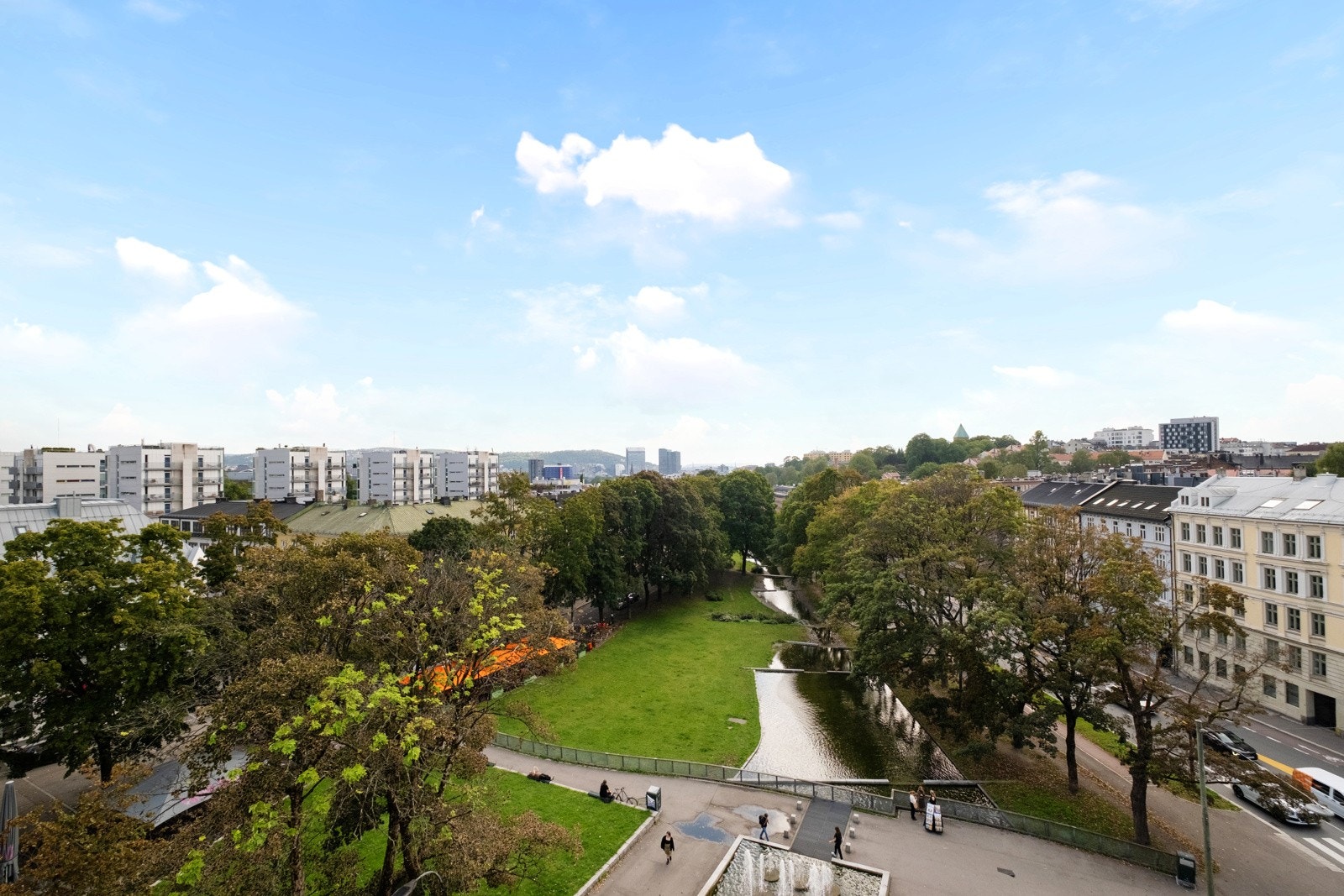 Det er flotte utsiktsforhold fra felles takterrasse. Galleribilde