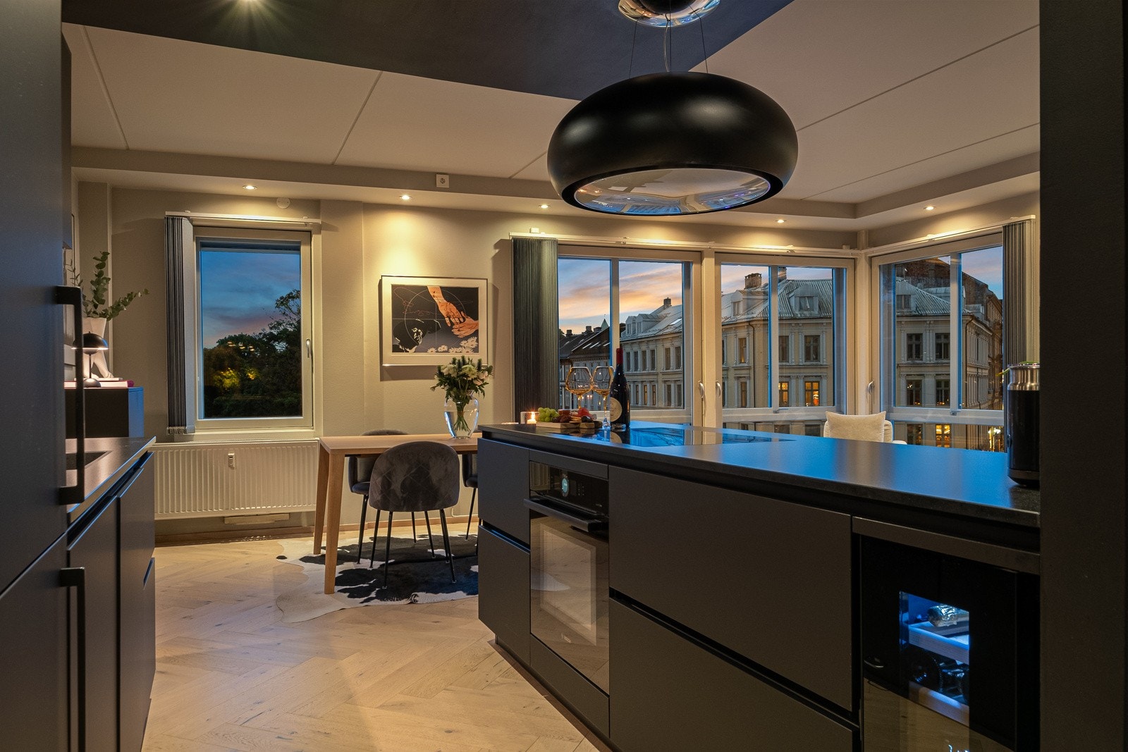 Kjøkkenet er velutstyrt og har eksklusiv og lekker innredning fra Schmidt kjøkken. Galleribilde