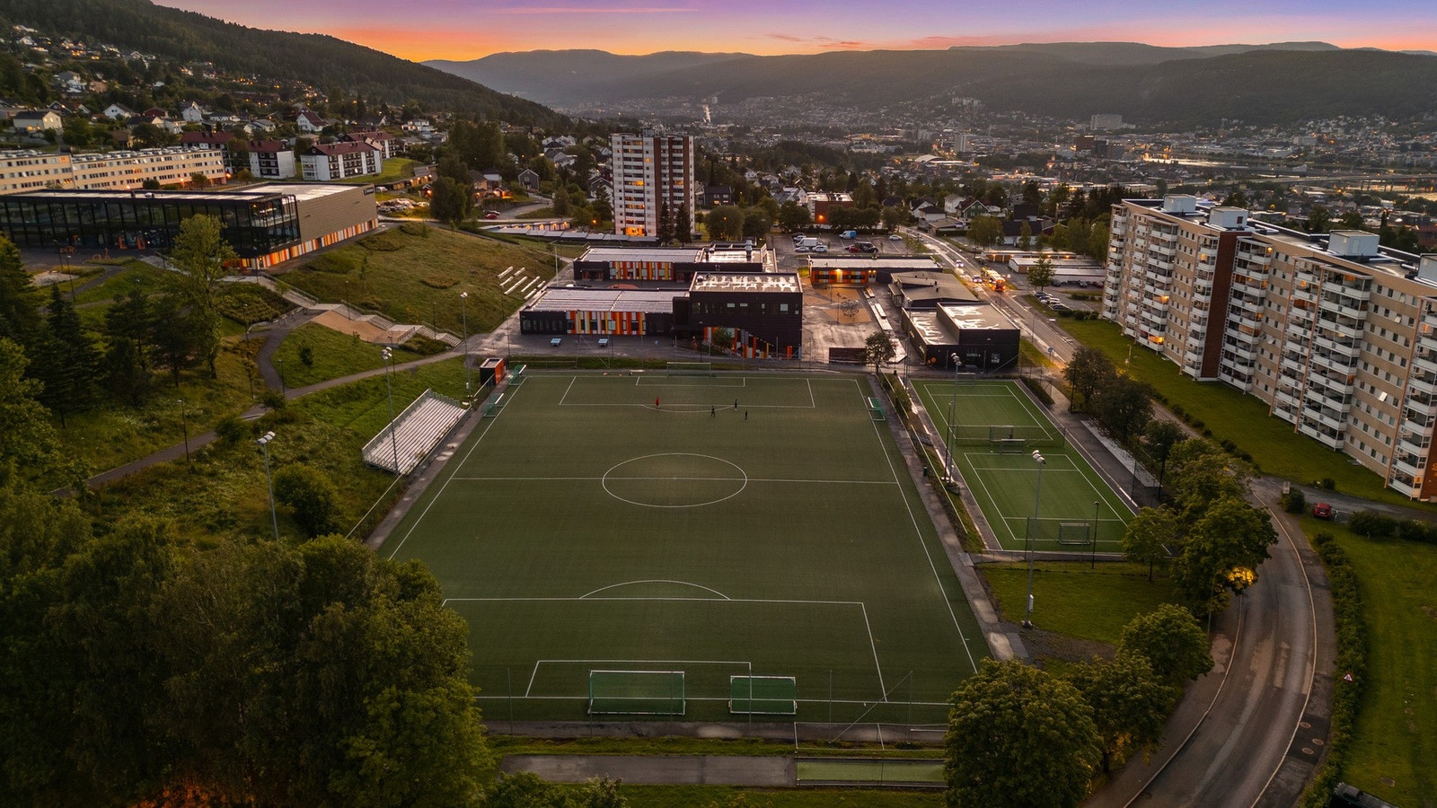 Det er kort vei til barneskole, ungdomsskole, dagligvare og idrettsanlegg. Galleribilde