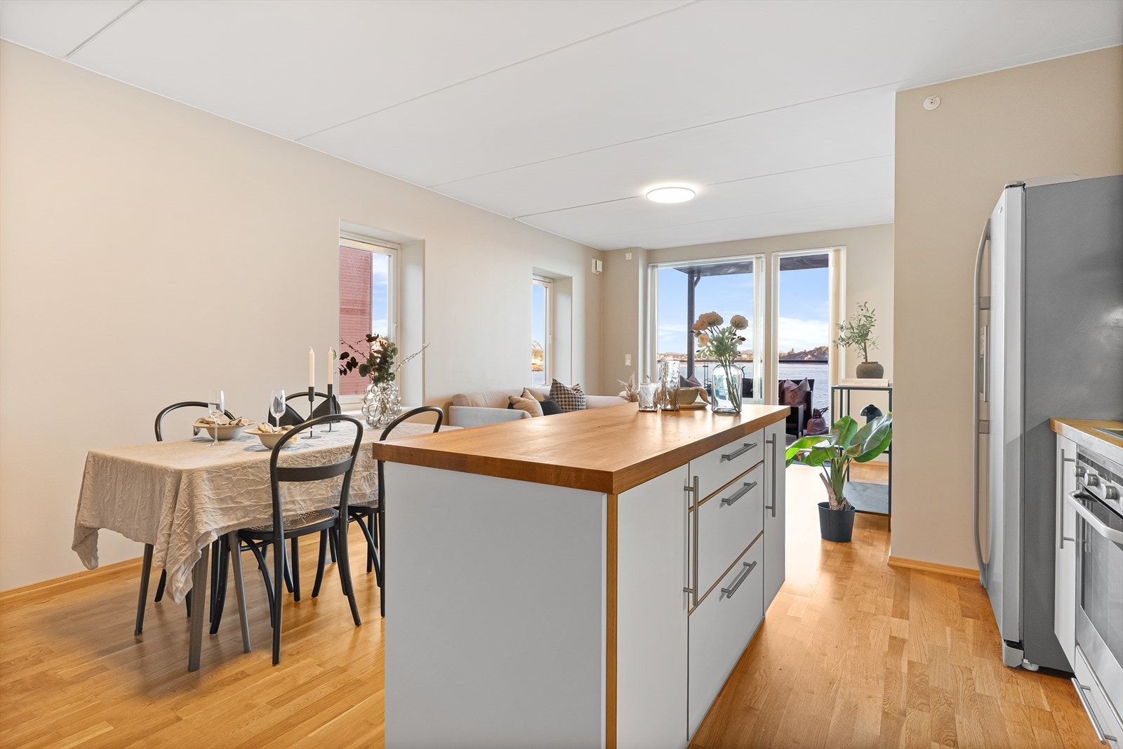 Lys og moderne leilighet med åpen løsning og flott utsikt. Perfekt for dem som ønsker nærhet til vannet. Galleribilde