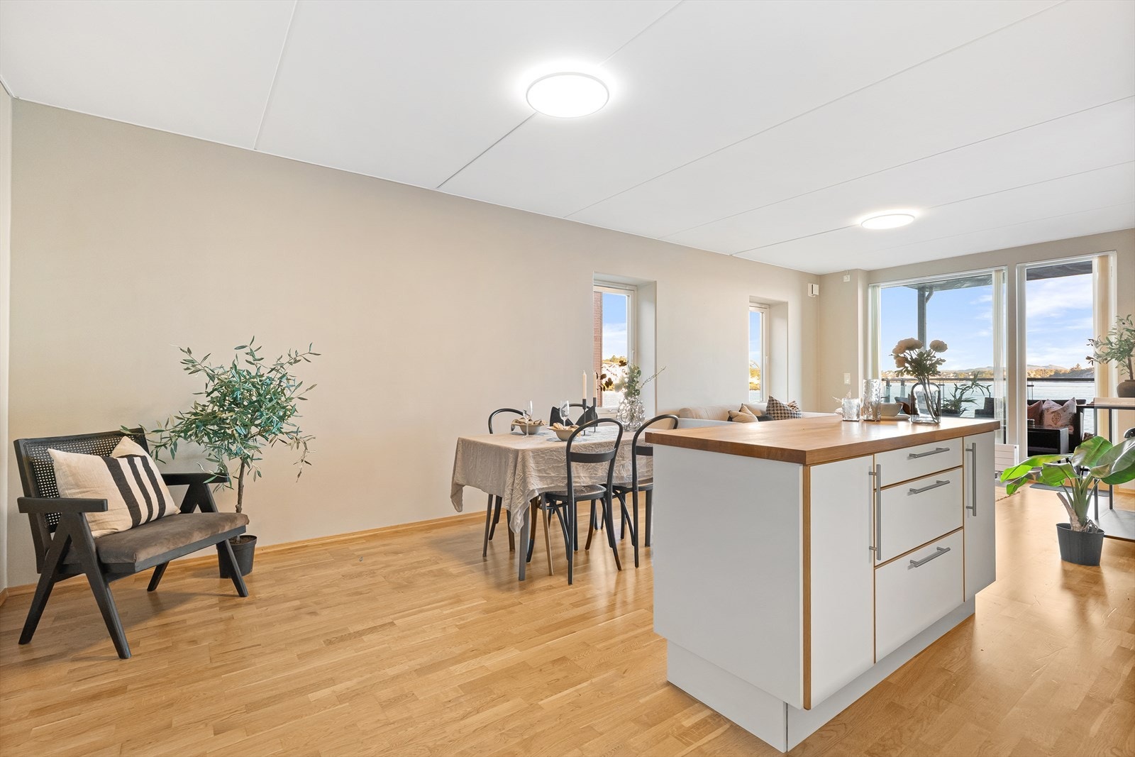 Åpen stue og kjøkken løsning med god plass til sittegruppe. Galleribilde