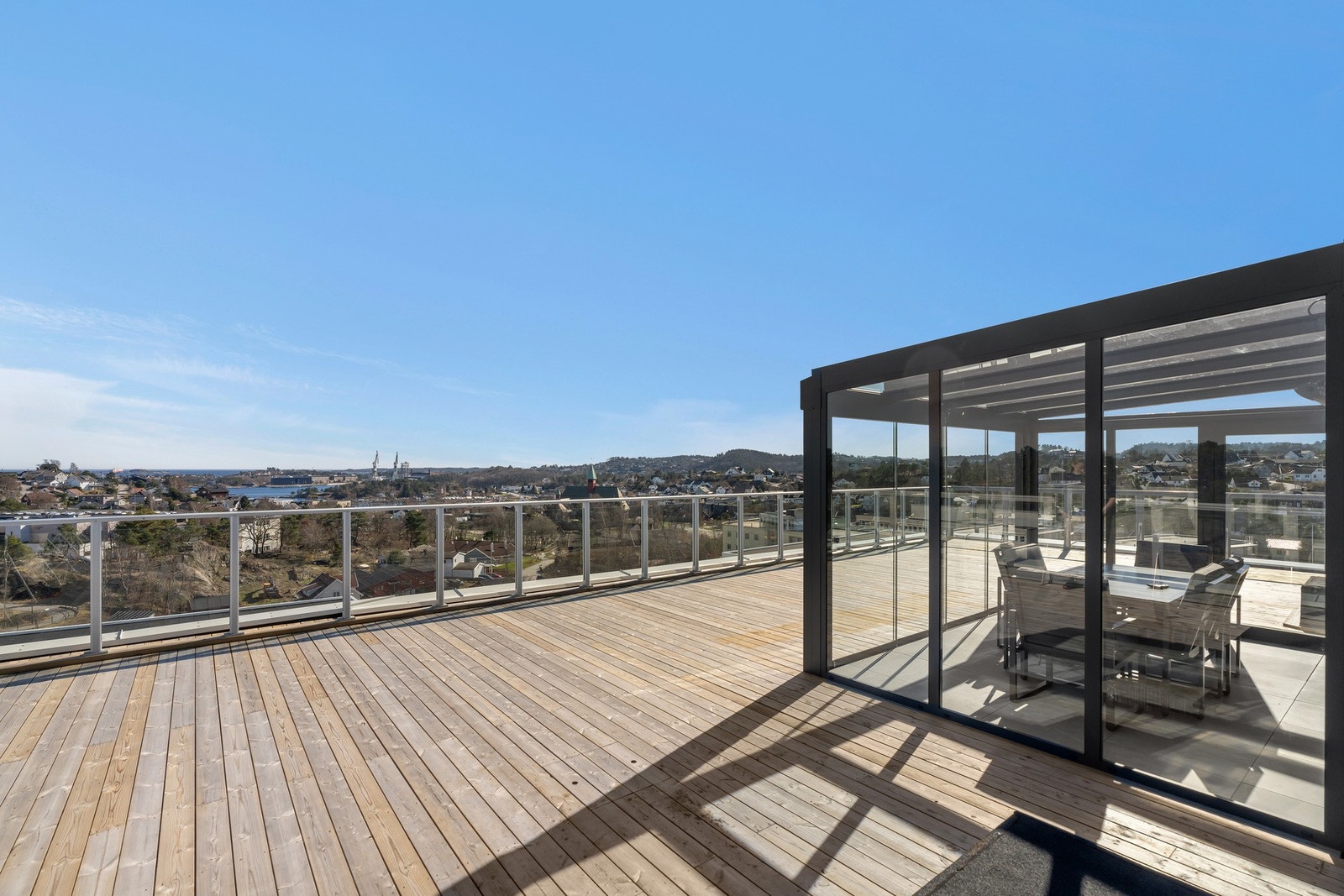 Beboerne har tilgang til stor takterrasse med møblert hagestue Galleribilde