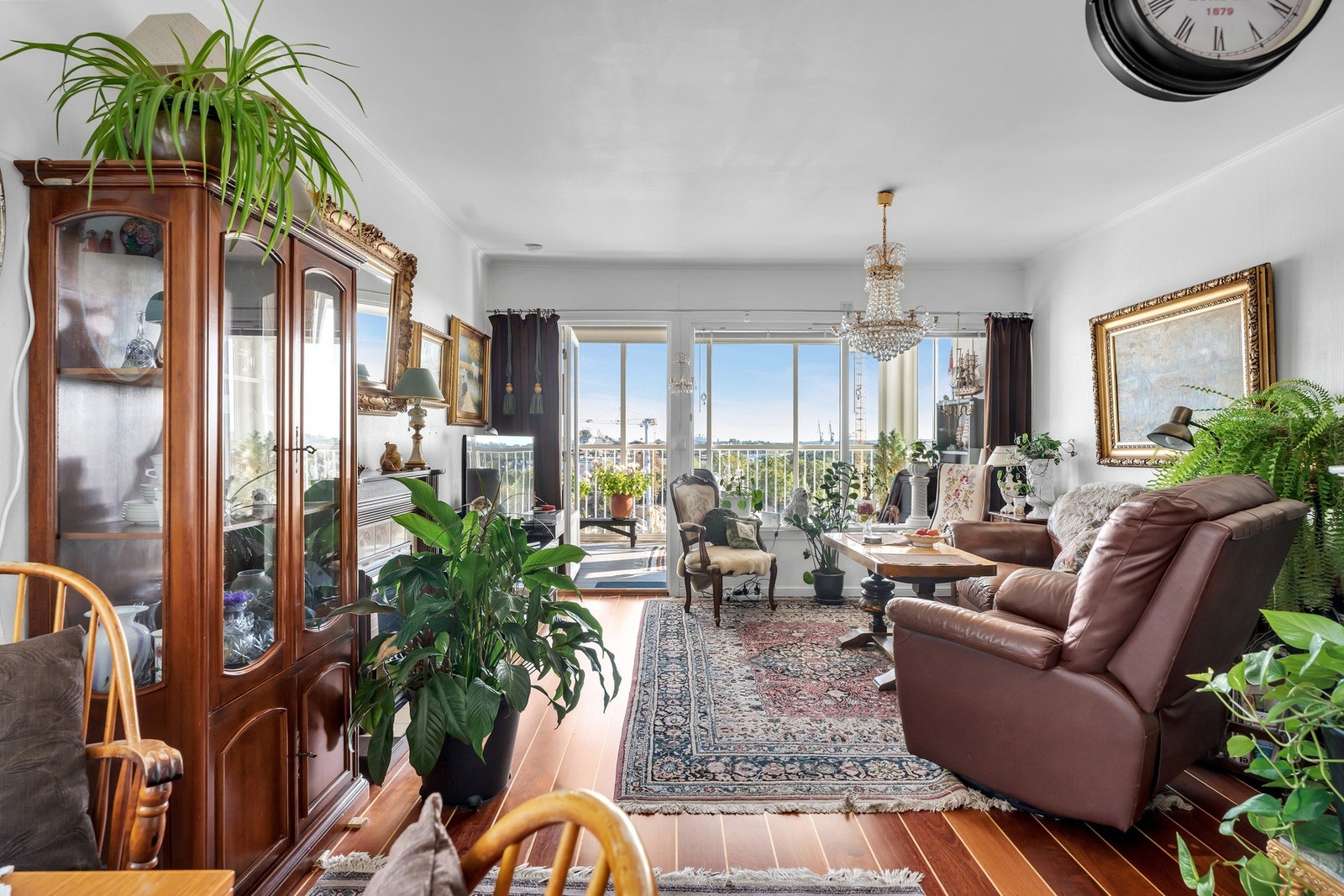 Deilig stue med lyse farger, stuen har god plass til sofagruppe og spisemøbler Galleribilde
