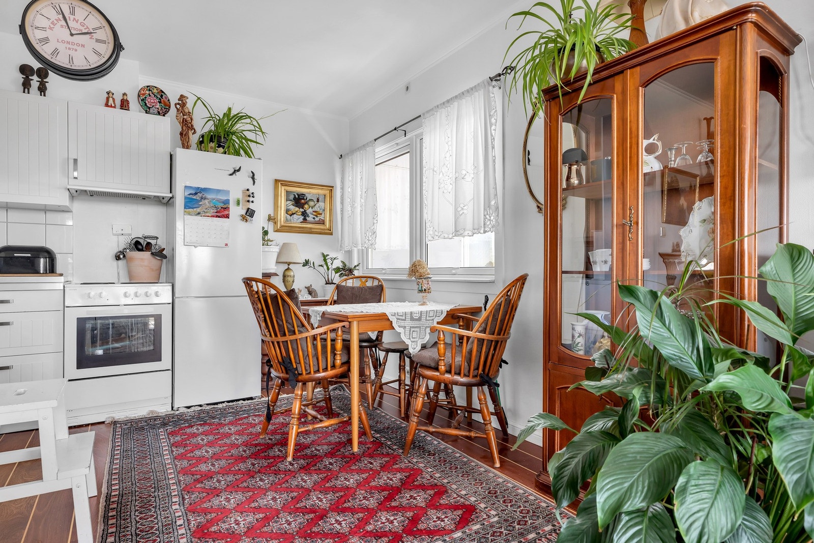Sett fra stue mot kjøkken og spisemøbler Galleribilde