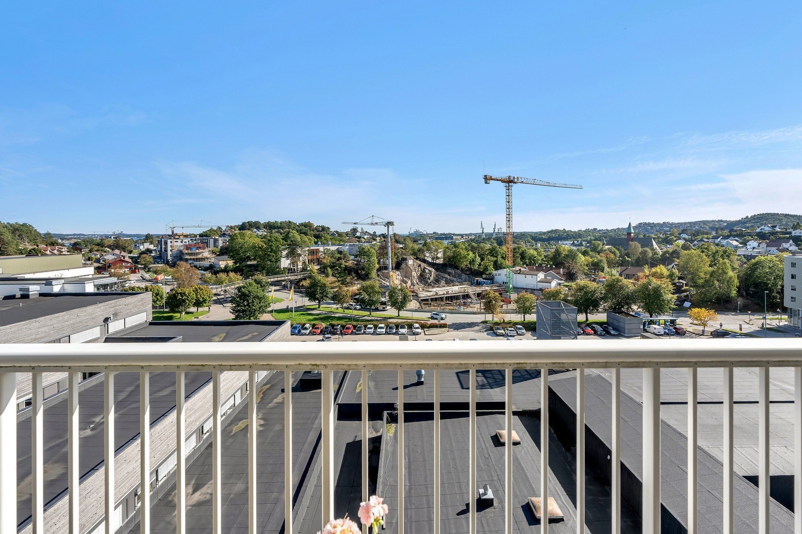 God oversikt over nærområdet fra balkongen Galleribilde