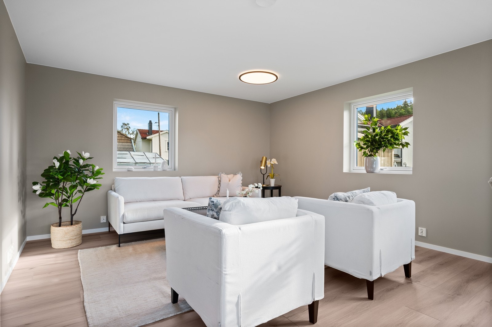 Stuen har lyse og nøytrale overflater, som gjør det enkelt å innrede etter eget ønske. Galleribilde