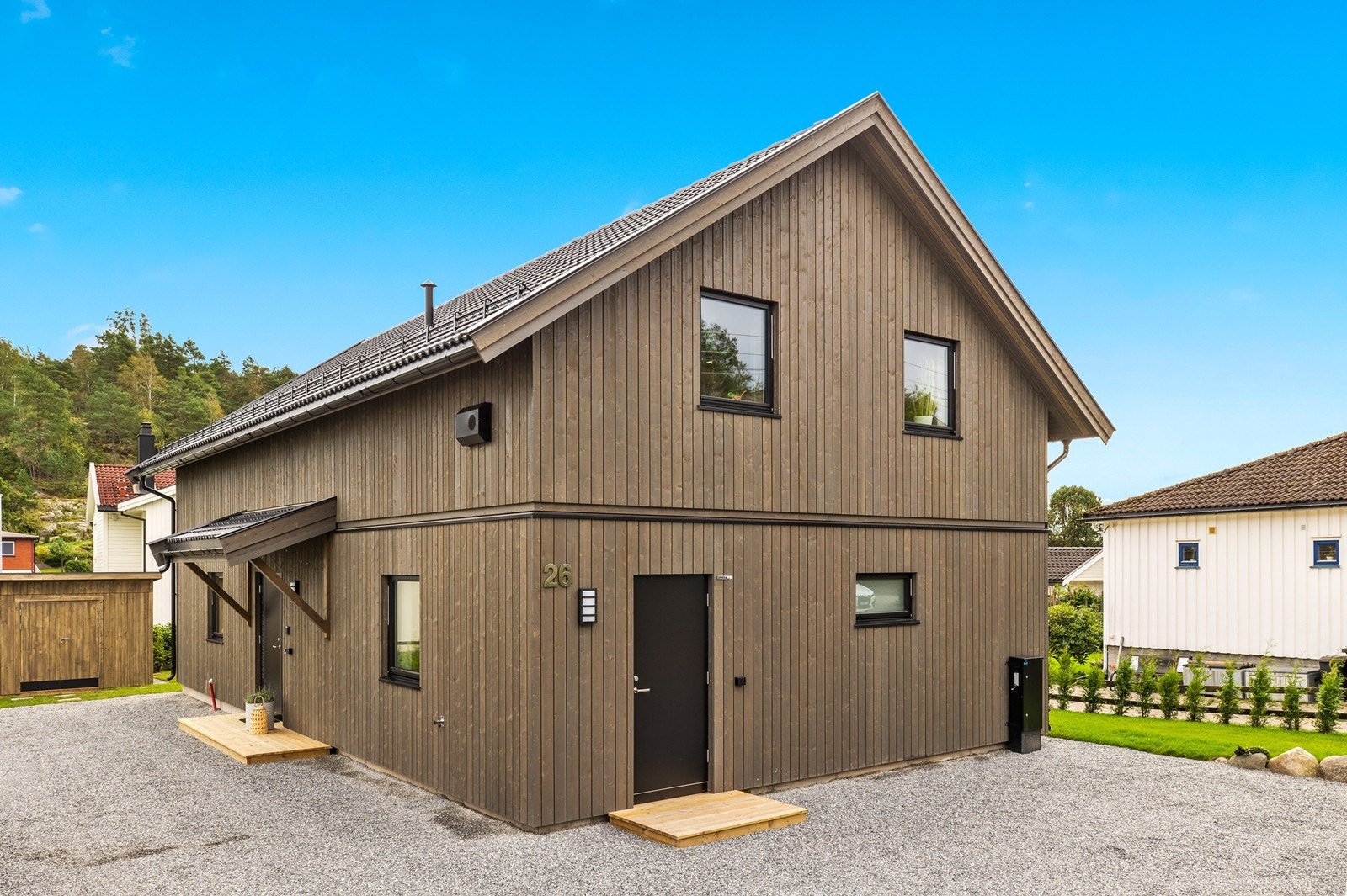 Stor gruslagt gårdsplass med mye parkeringsmuligheter. Galleribilde