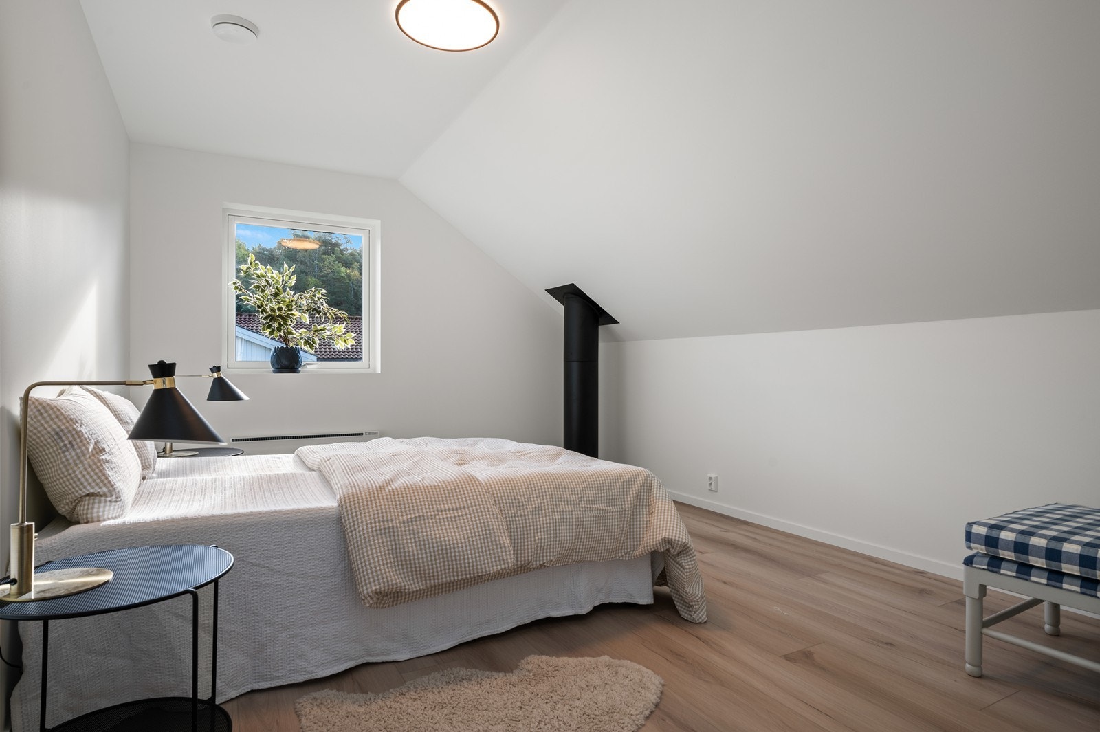 Innbydende hovedsoverom med nattbord på begge sider av sengen. Galleribilde