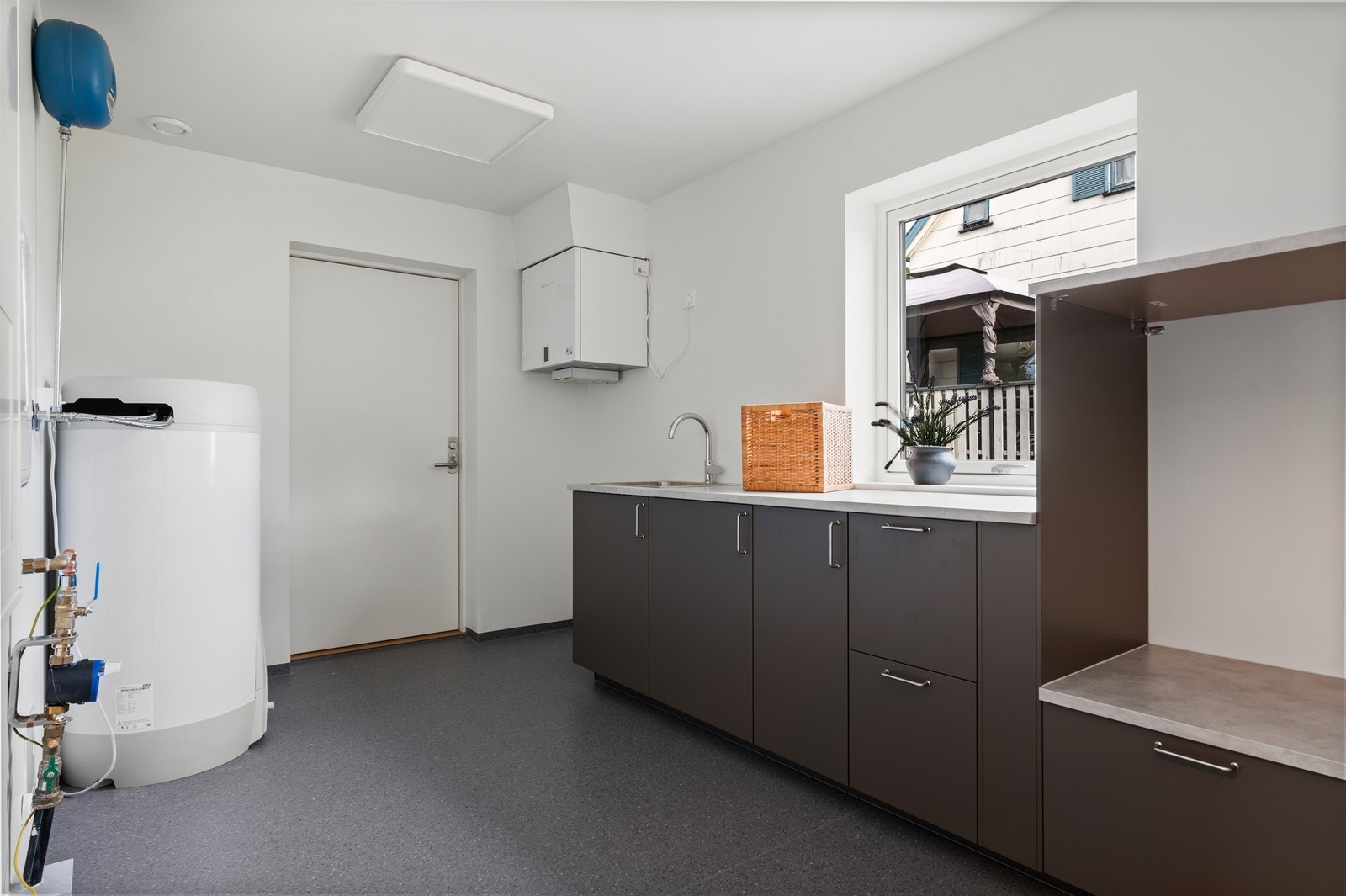 Vaskerom med gode oppbevaringsmuligheter. Galleribilde