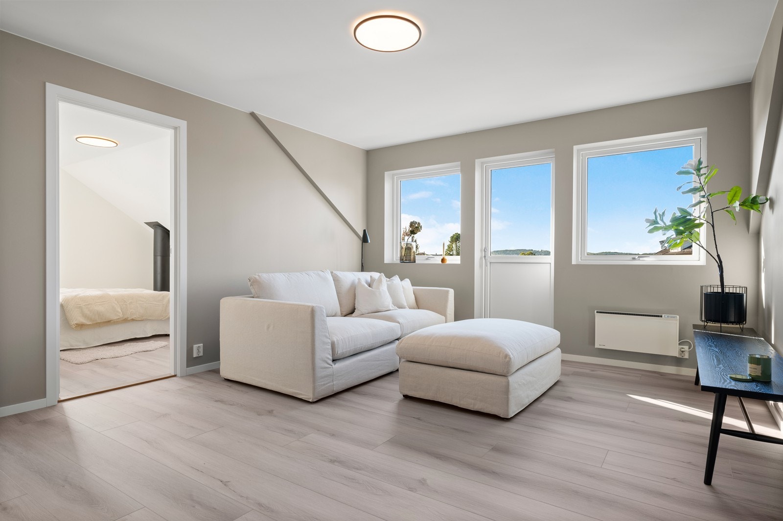 Lys og koselig loftstue med utgang til balkong. Galleribilde