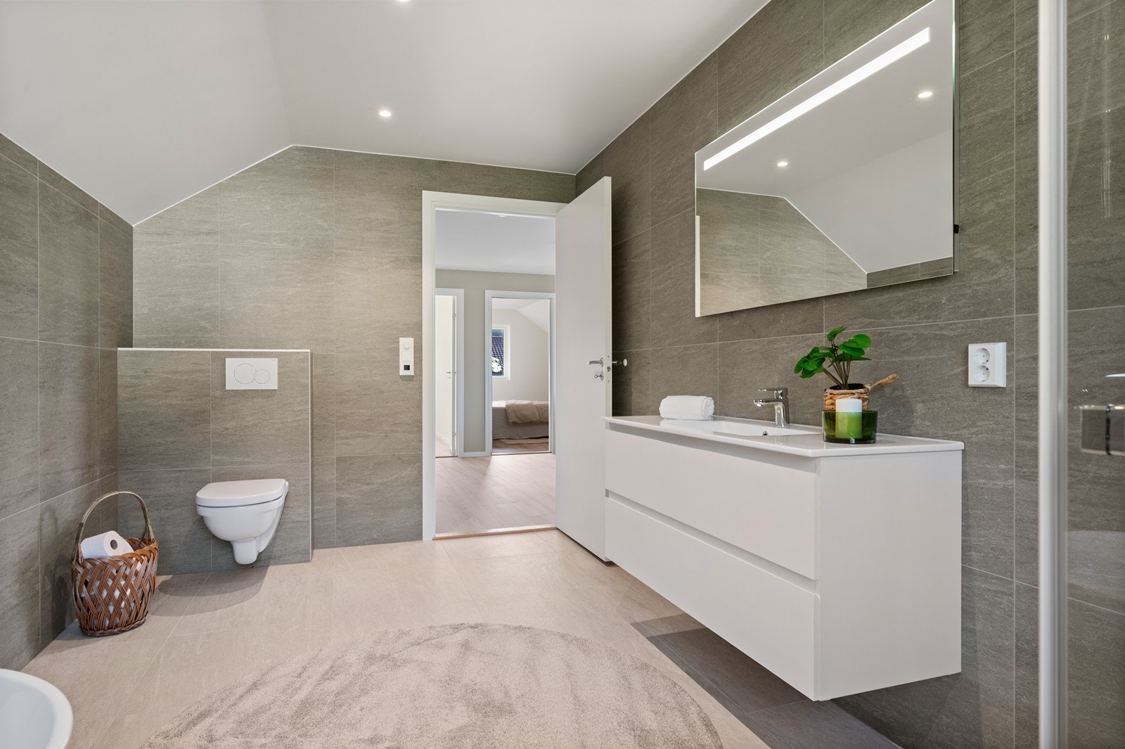 Speil på vegg med belysning. Galleribilde