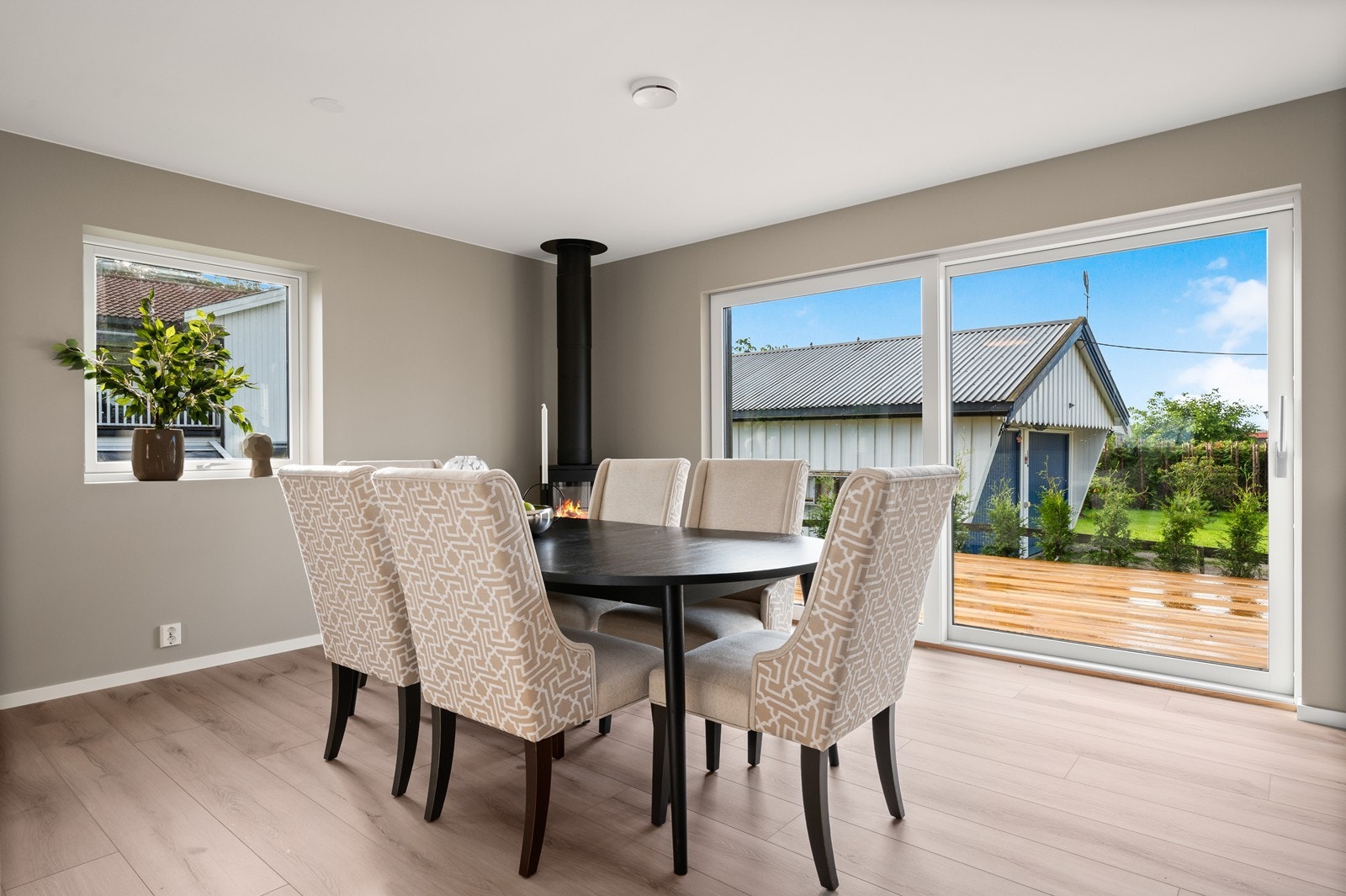 Fra spisestuen er det direkte utgang til terrasse. Galleribilde