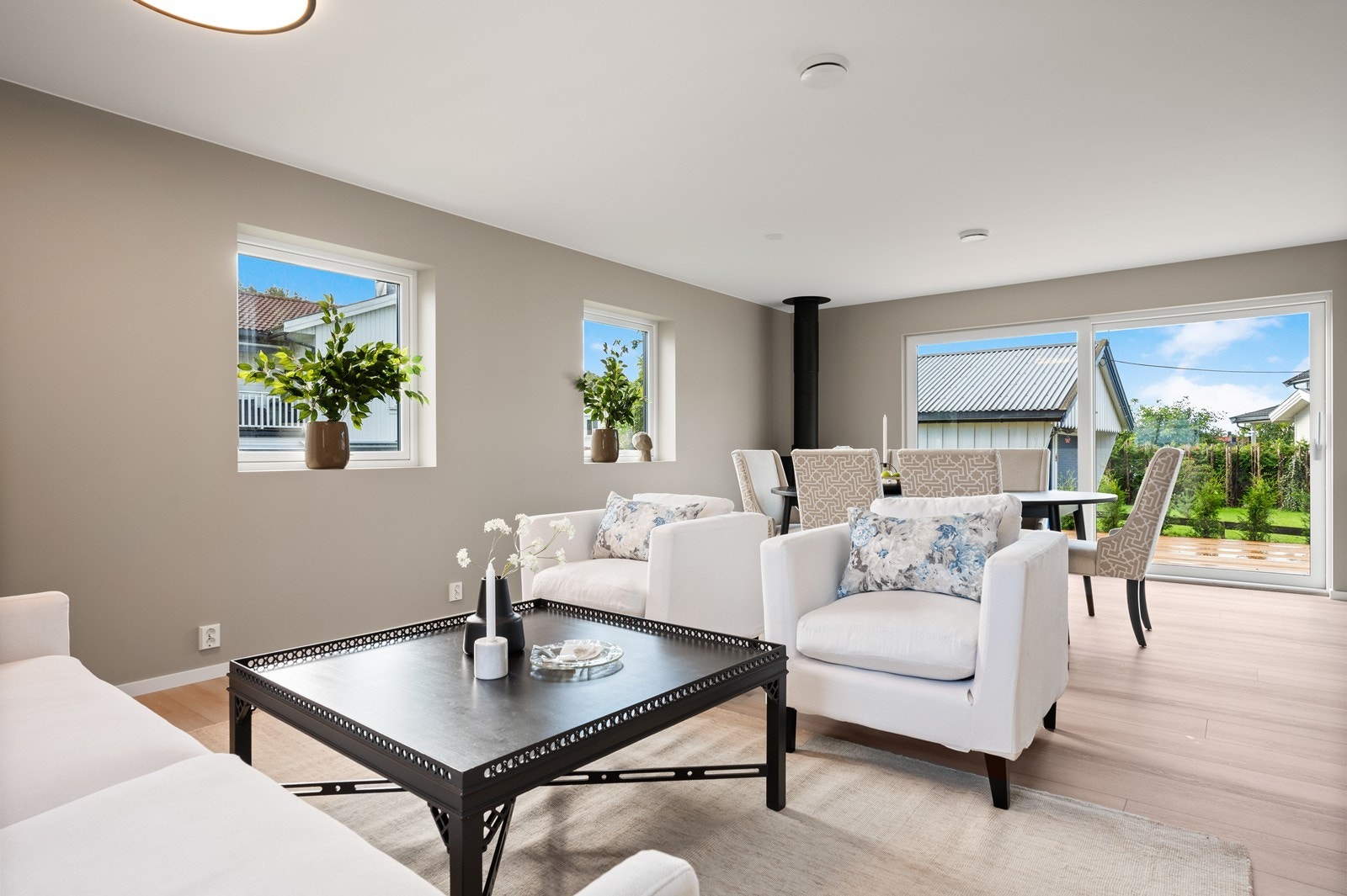 Stuen har en naturlig inndeling av sittegruppe og spisestue. Galleribilde