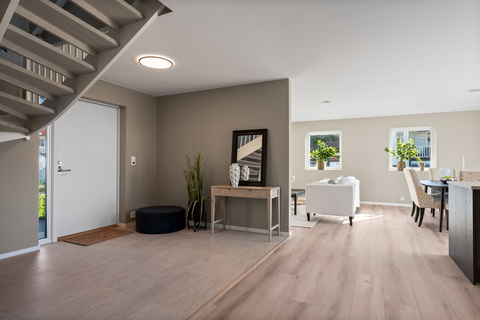 Åpent og luftig inngangsparti. Galleribilde