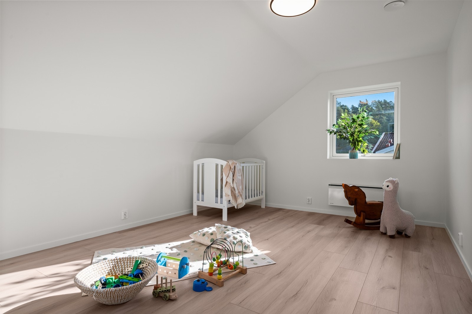 Fint og barnevennlig rom med god gulvplass. Galleribilde