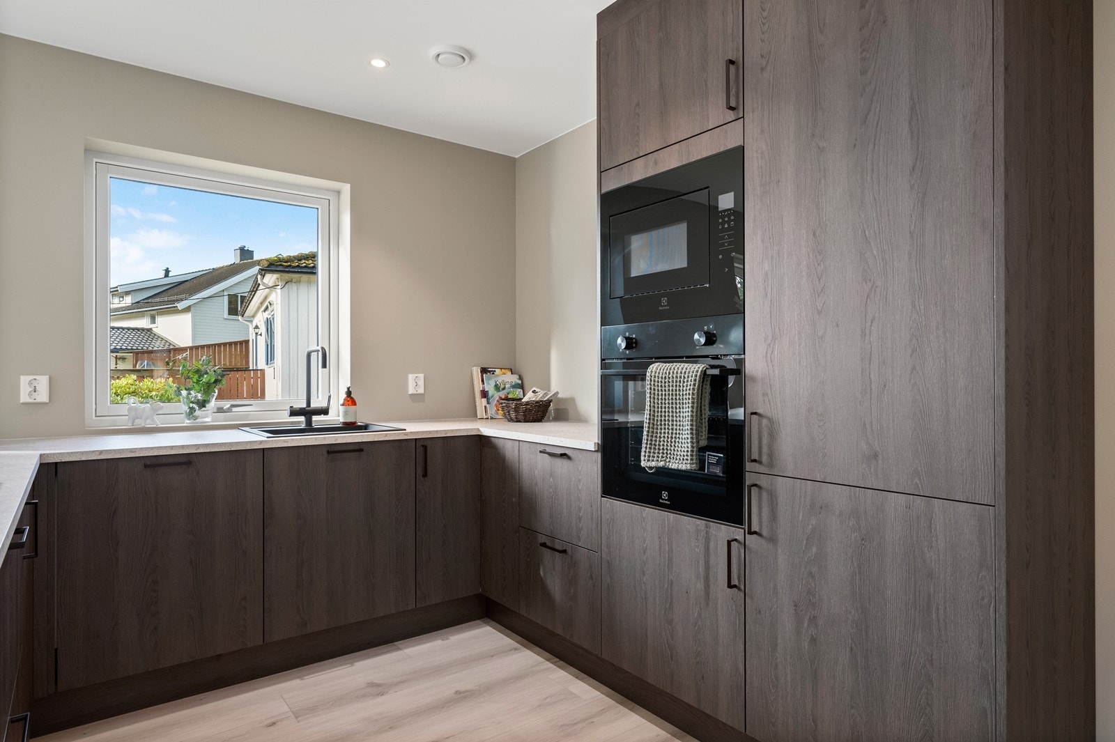 Romslig kjøkken med god skap- og benkplass. Galleribilde