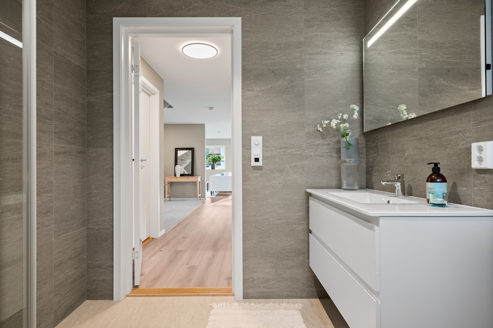 Det er elektriske varmekabler i gulvet. Galleribilde