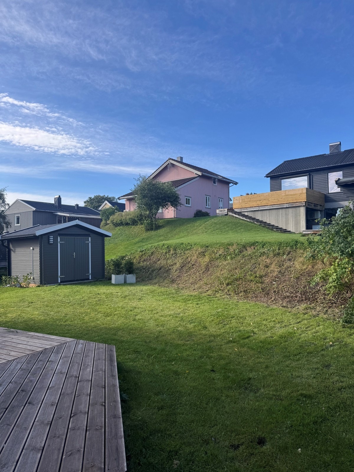 Her har du også tilgang på hage - Praktisk utehus som kan brukes til oppbevaring av ski e.l. Galleribilde