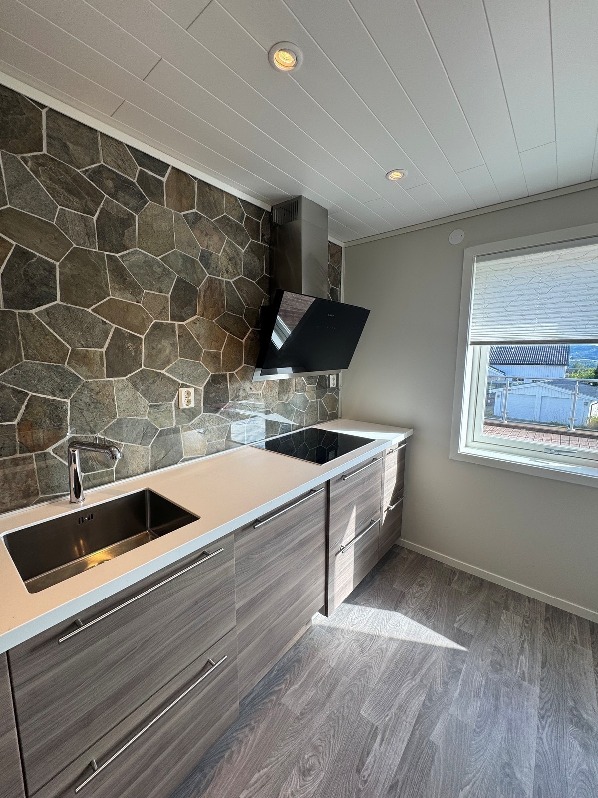 Kjøkkenet har integrerte hvitevarer av god kvalitet Galleribilde