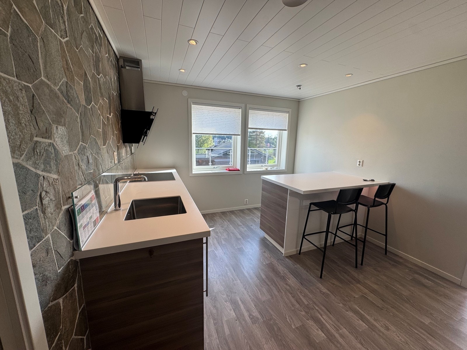 Med store vindusflater som gir rikelig med lysinnslipp - Her kan du nyte morgenkaffen Galleribilde