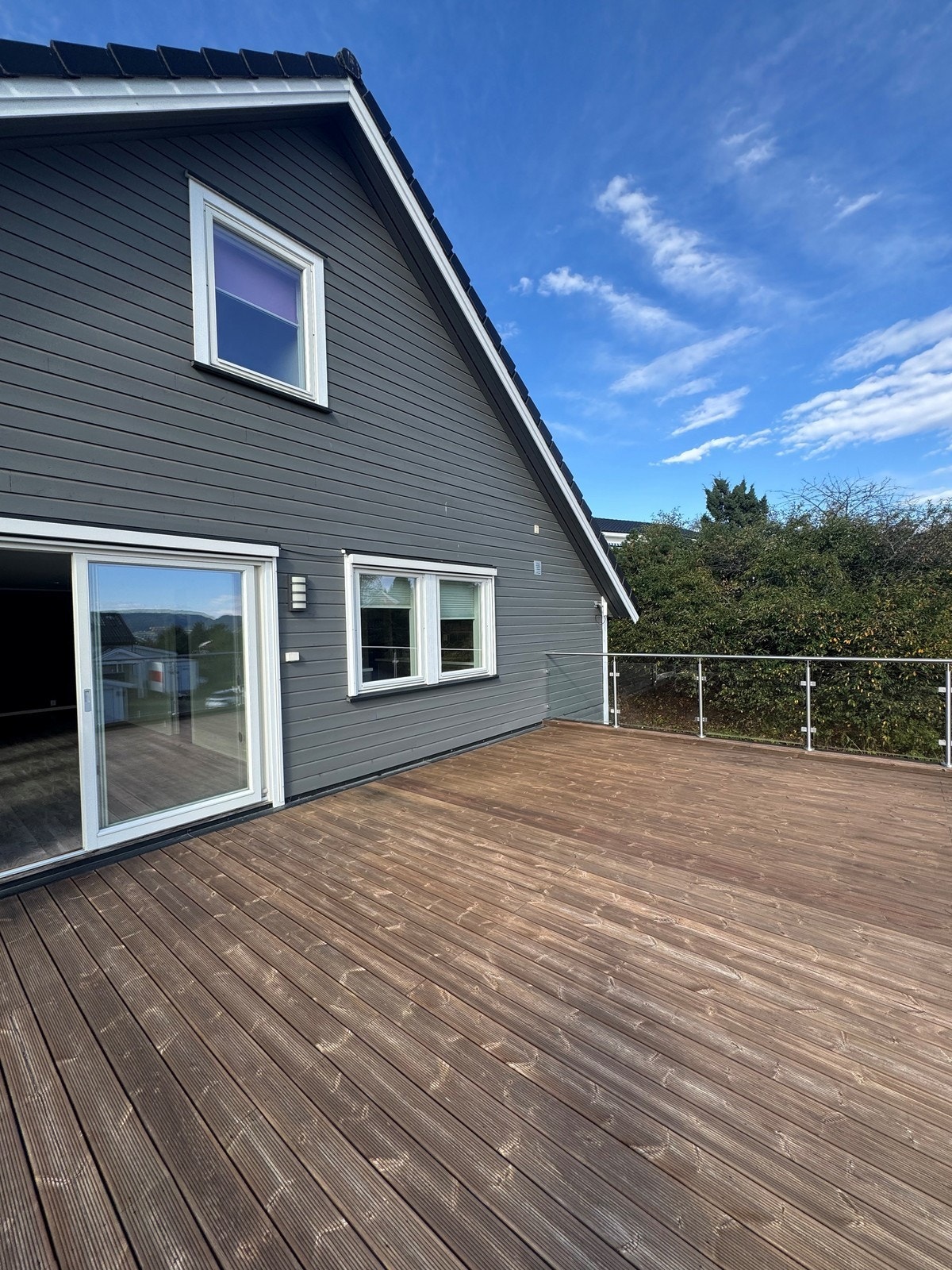 Boligen byr på pene uteområder med stor terrasse og gode solforhold Galleribilde