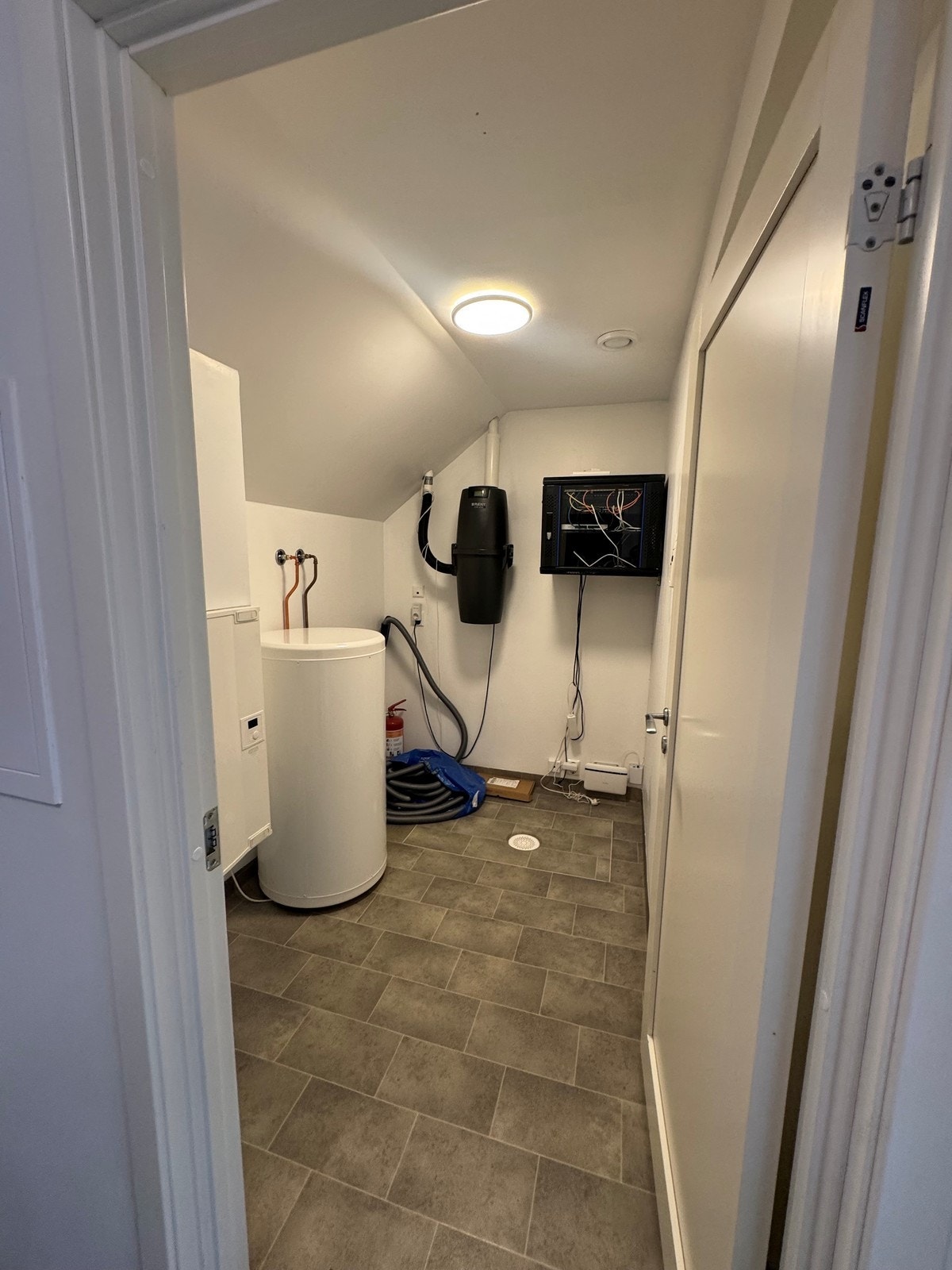 Tekninsk rom i tilknytting til vaskerom - Huset har balansert ventilasjon Galleribilde