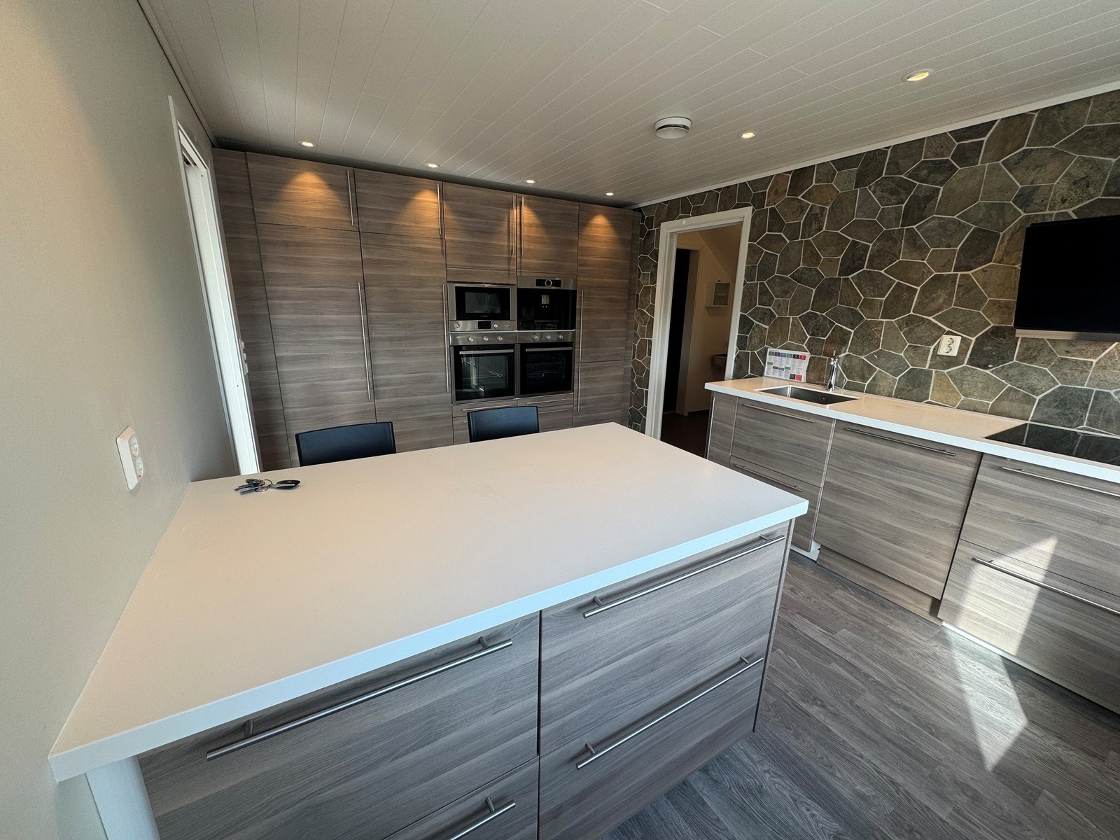 Boligen byr på et moderne kjøkken med høy standard og gjennomtenkte løsninger Galleribilde