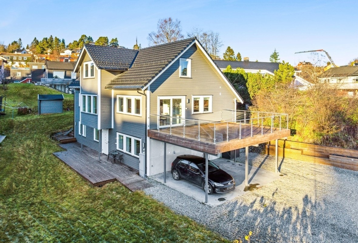 Velkommen til Olav Duuns veg 21! En moderne enebolig 5 soverom og 2 stuer. NB- Sokkel medfølger ikke Galleribilde