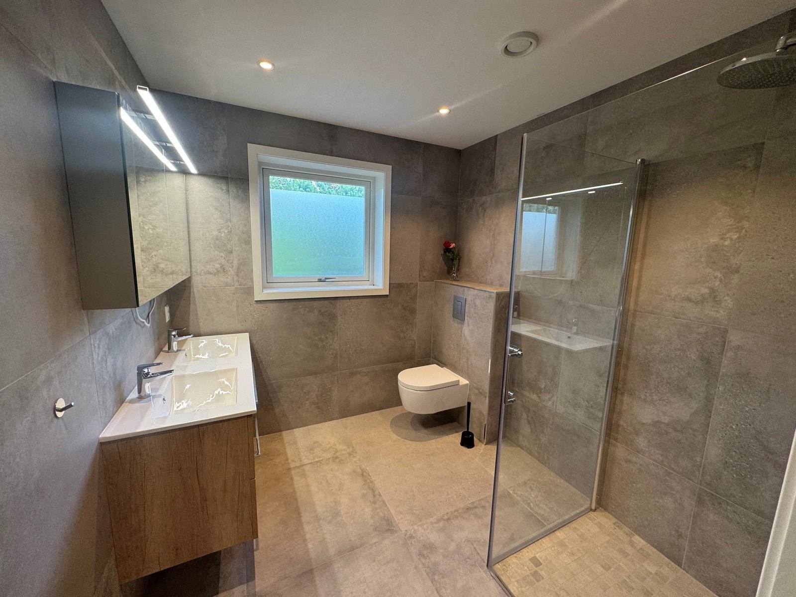 Nyere bad i 1.etasje med dobbelvask og dusjhjørne Galleribilde