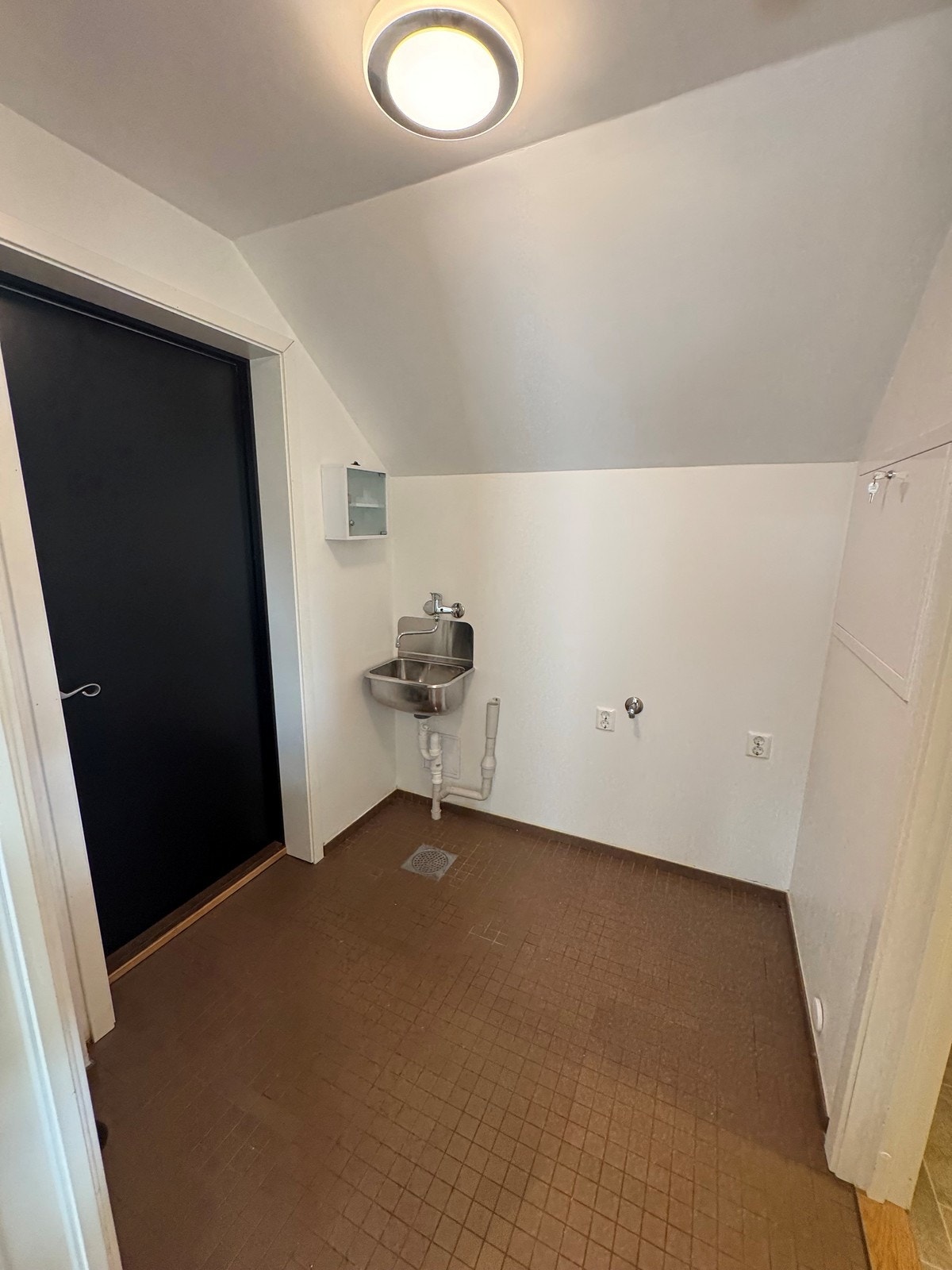 Vaskerom med inngang fra både kjøkkenet og utsiden Galleribilde