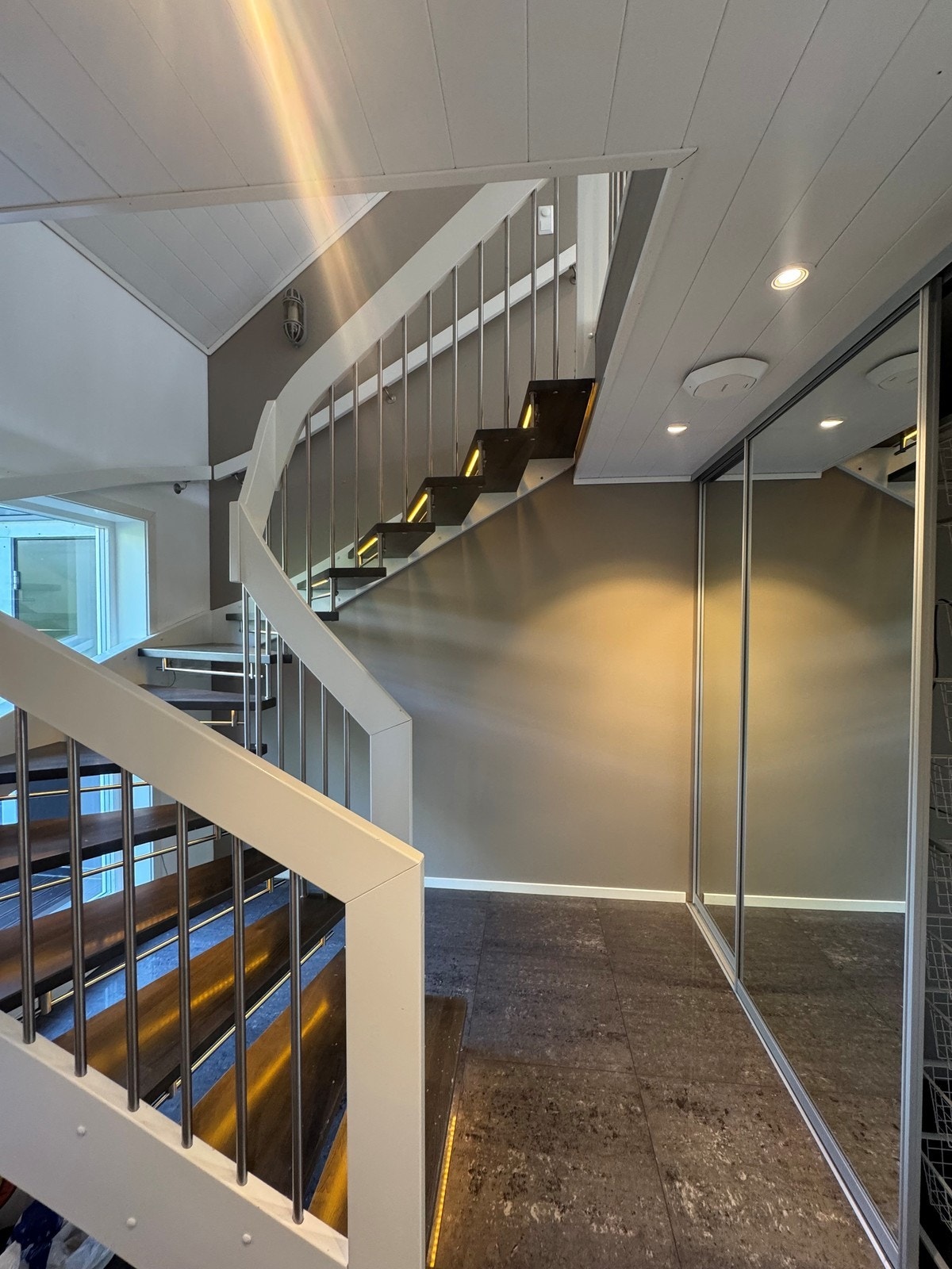 Entrèen er svært romslig med gode garderobeløsninger Galleribilde