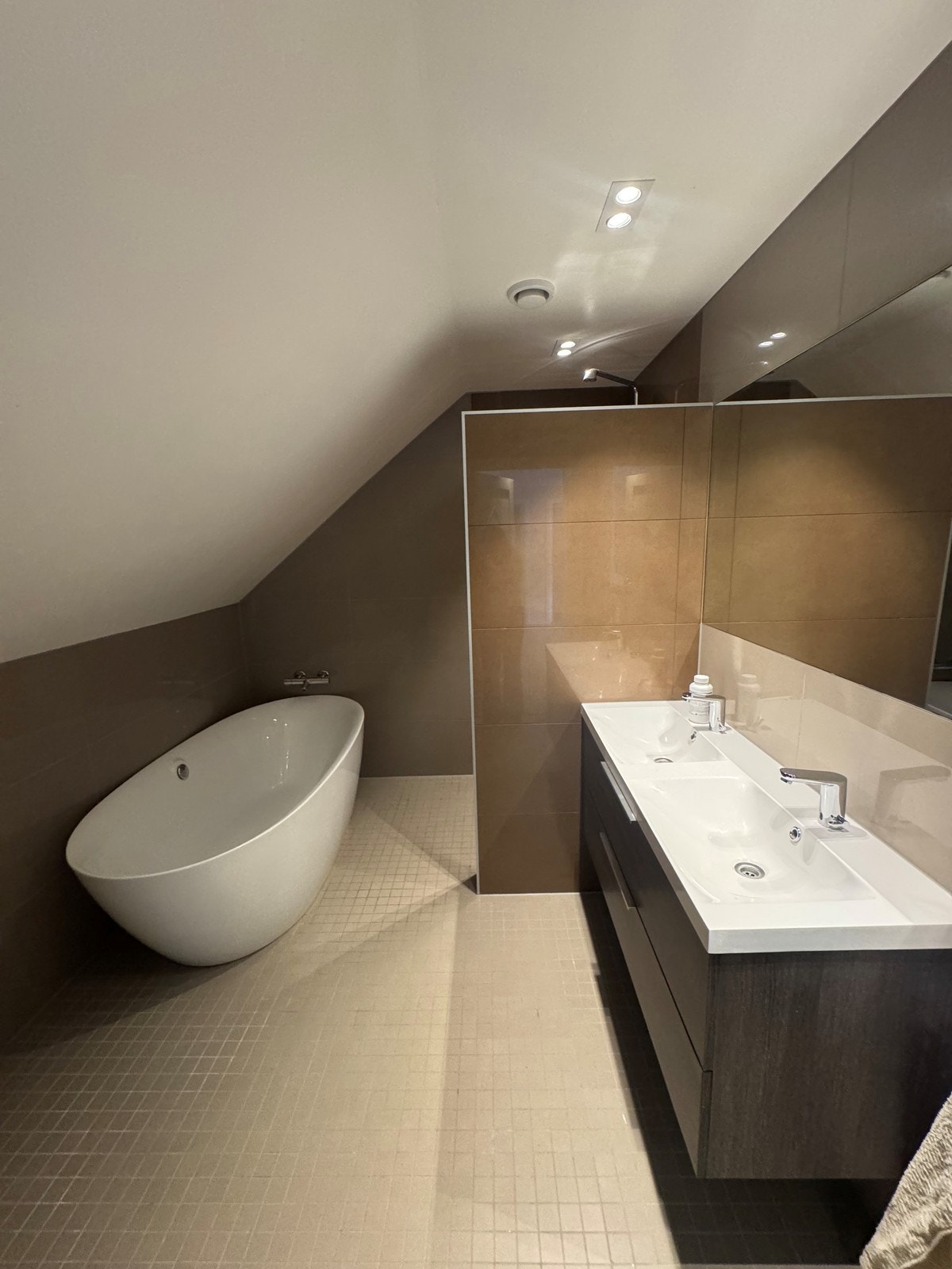 Badet i andre etasje er fra 2017 og holder en høy standard med både dusj og badekar Galleribilde