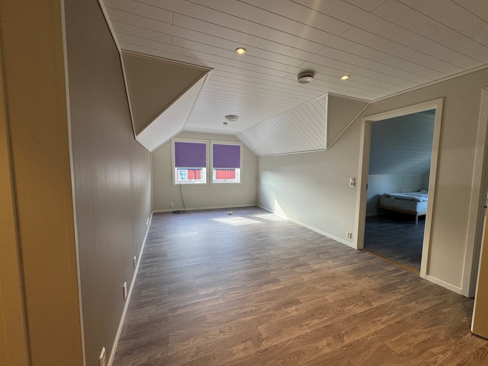 I øverste etasje er det en loftstue med god plass til sofagruppe og TV, eller annet møblement Galleribilde