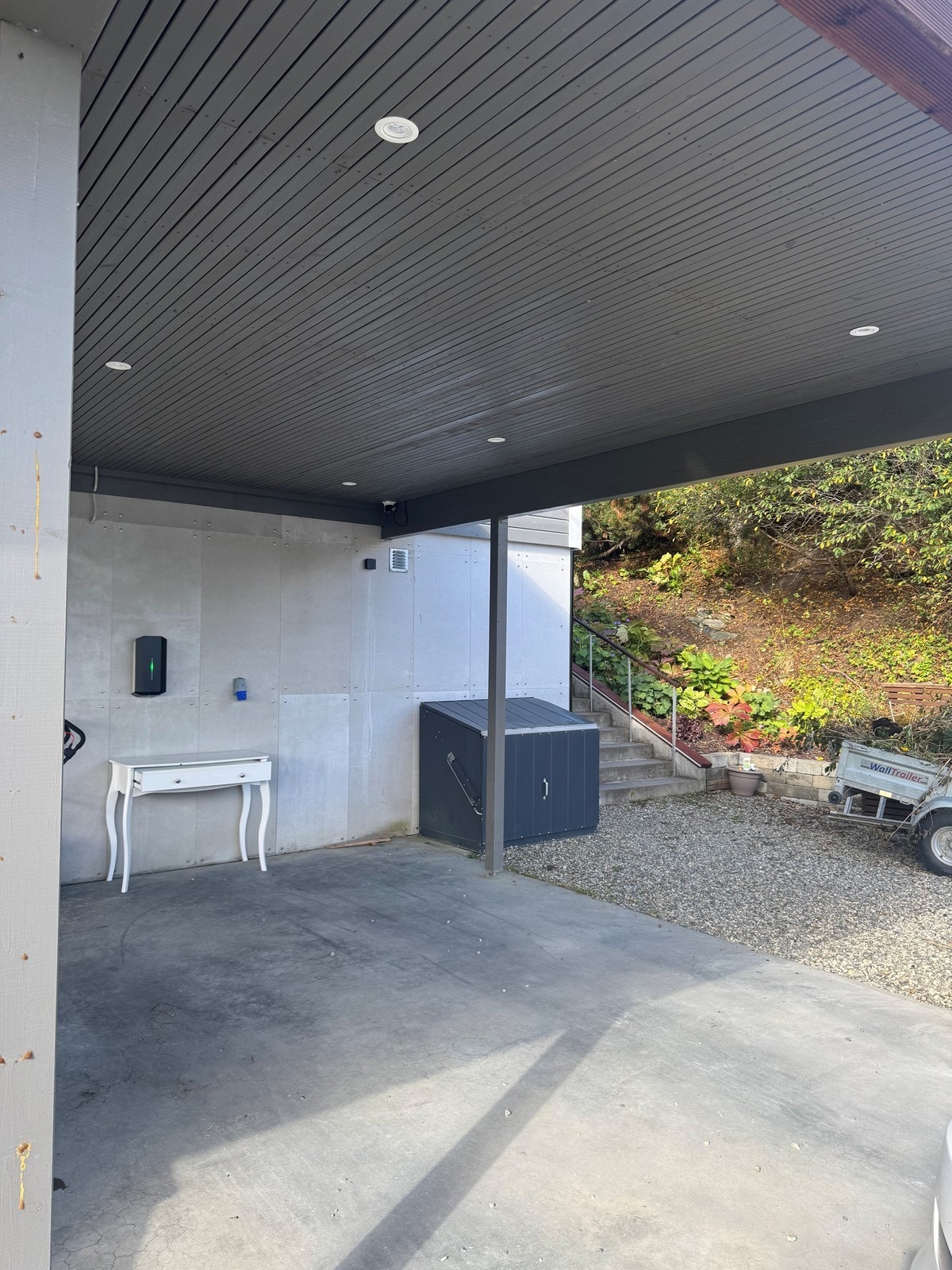 Boligen har en stor biloppstilllingsplass - her har du også carport med lademuligheter Galleribilde